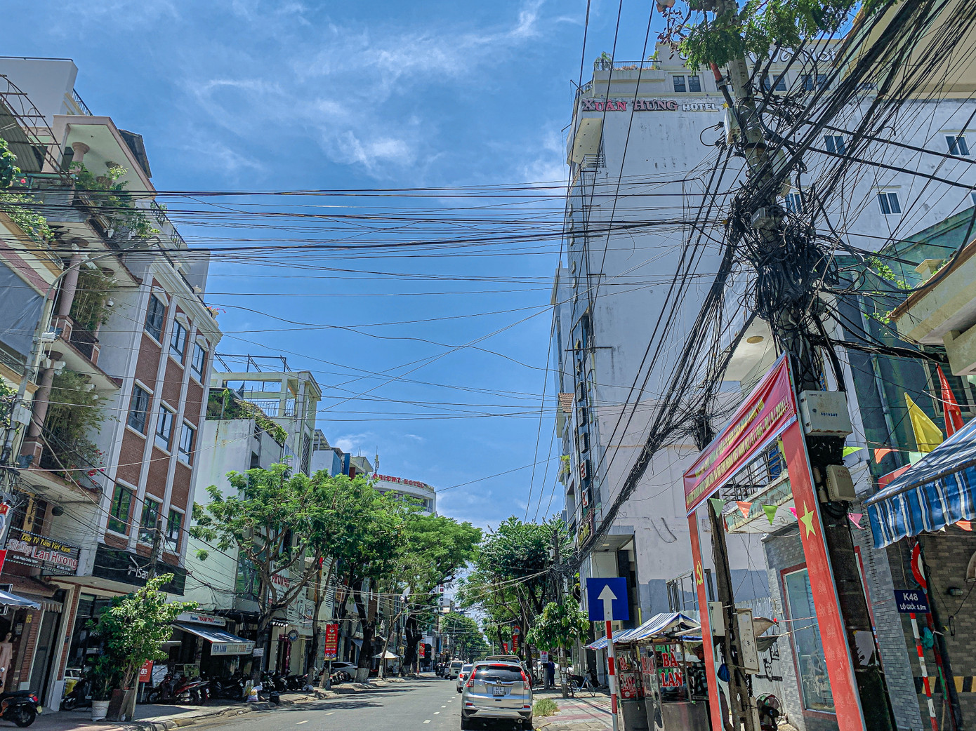 Theo Sở Thông tin và Truyền thông Đà Nẵng, thành phố đã yêu cầu ngầm cáp viễn thông đồng bộ tại các tuyến đường như Lê Duẩn, Điện Biên Phủ, Nguyễn Văn Linh, Phạm Văn Đồng, Lê Đình Lý, Trần Hưng Đạo, Lê Hồng Phong… và thực hiện ngầm hóa khu phố du lịch An Thượng, các tuyến đường mở rộng từ 3,5m lên 5,5m-7,5m. Đến nay, toàn thành phố đã ngầm hóa cáp thông tin trên 50 tuyến đường.