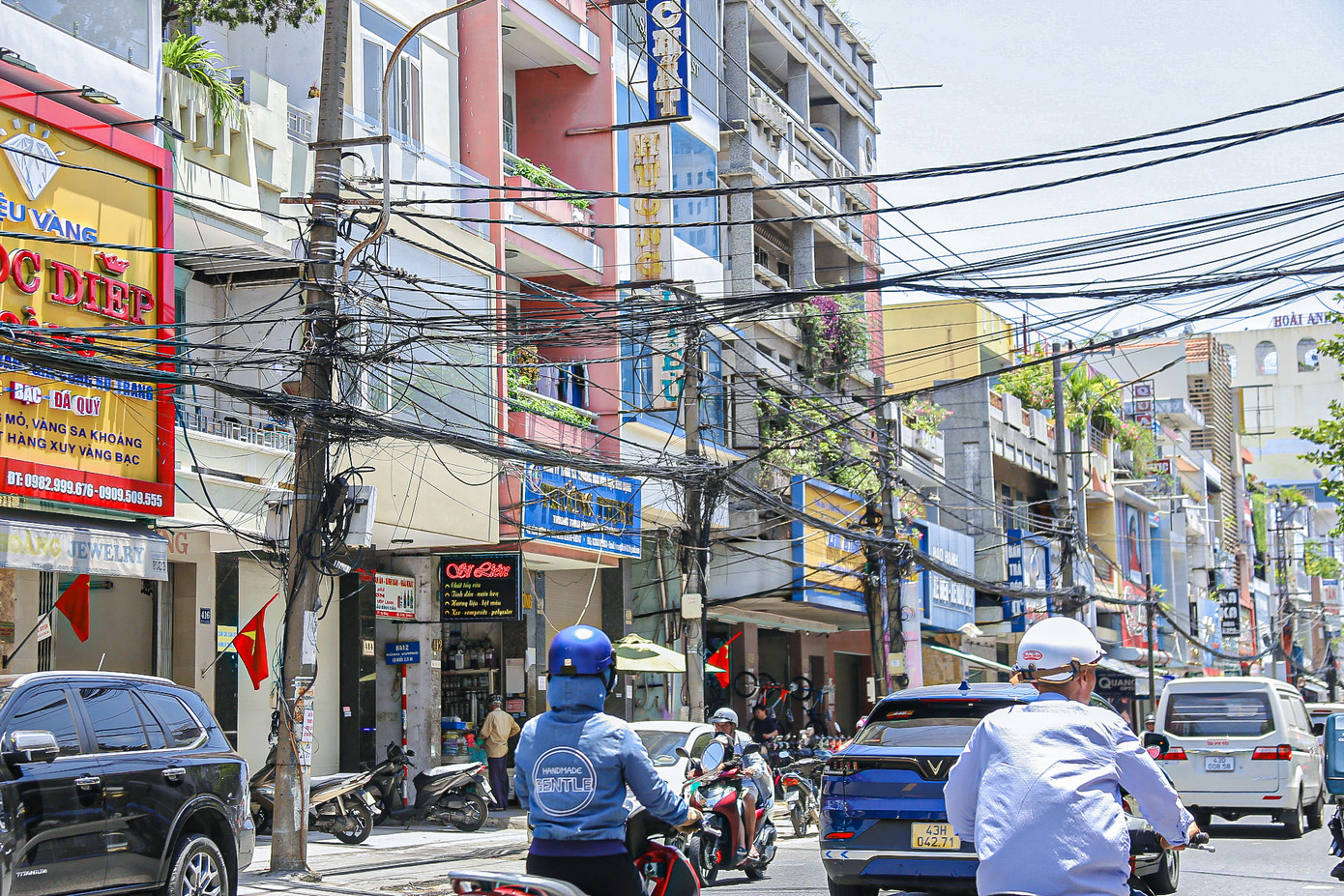 Nhiều bó dây điện, cáp viễn thông nặng trĩu, sà xuống chằng chịt khiến người tham gia giao thông lo lắng.