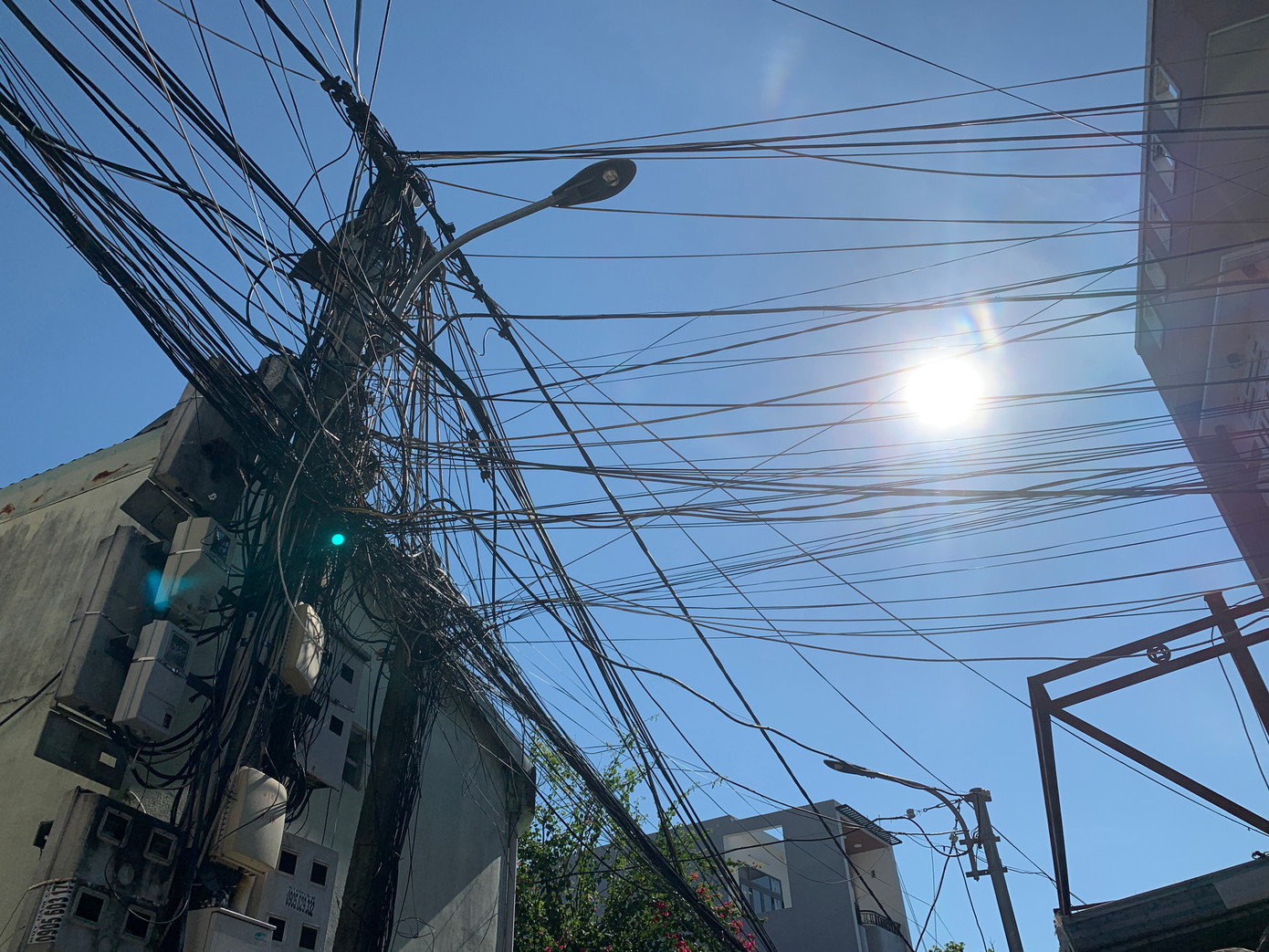 UBND thành phố cũng đã thống nhất chủ trương triển khai đồng bộ xây dựng hạ tầng ngầm với 88 tuyến đường. Trong đó, quận Hải Châu có 18 tuyến, Liên Chiểu 16 tuyến, Sơn Trà 41 tuyến và Cẩm Lệ 13 tuyến. Dự án triển khai trong giai đoạn 2024-2025, Sở sẽ phối hợp với BQL dự án để yêu cầu các doanh nghiệp thực hiện việc hạ ngầm hạ tầng cáp viễn thông đồng bộ.