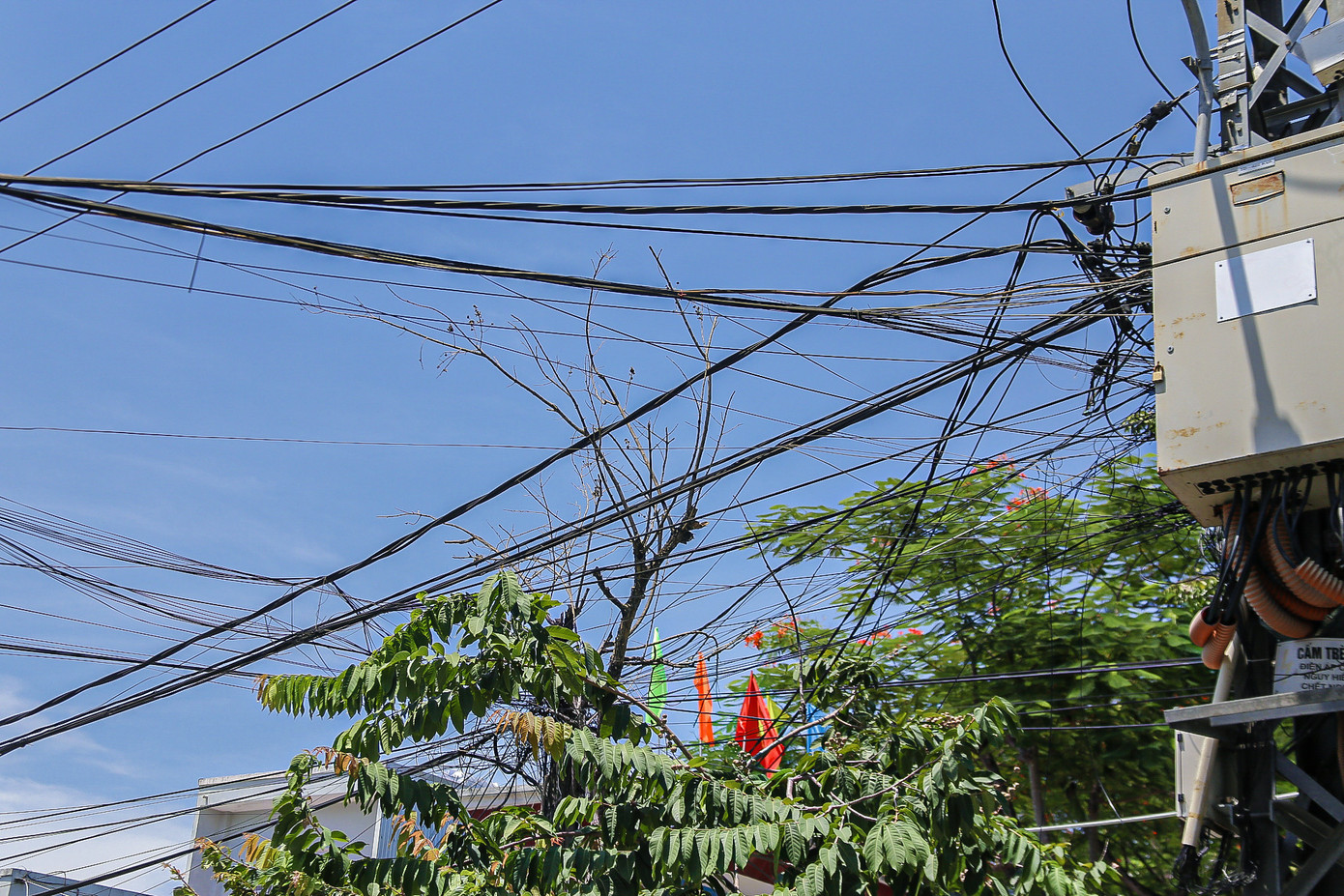 Cũng theo Sở Thông tin và Truyền thông cho biết, sắp tới sẽ tăng cường kiểm tra, kiểm đếm số lượng cáp của các doanh nghiệp trên mỗi tuyến đường (theo quy định mỗi doanh nghiệp không quá 4 sợi cáp/tuyến đường) và thu hồi cáp cũ không sử dụng. Phối hợp với Điện lực Đà Nẵng chỉnh trang cáp viễn thông, dịch chuyển và xóa bỏ một số cột cáp không cần thiết gây mất mỹ quan đô thị. Đối với những vị trí cột không sử dụng, cột có nguy cơ gây mất an toàn cao, không đảm bảo chất lượng sẽ thực hiện thu hồi, thay thế hoặc gia cố.