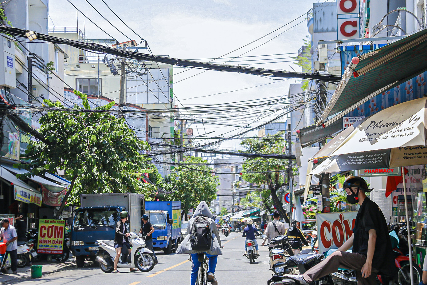 Ghi nhận của phóng viên, nhiều tuyến đường như Ông Ích Khiêm, Lê Lợi, Hoàng Diệu, Quang Trung, Hùng Vương, Nguyễn Tri Phương… không khó để bắt gặp dây điện, dây cáp viễn thông giăng như mạng nhện gây mất mỹ quan đô thị, tiềm ẩn nhiều nguy hiểm với người dân.