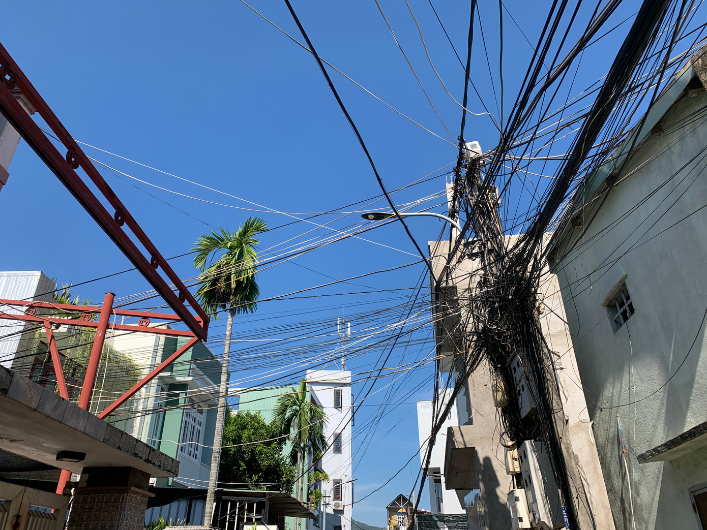 Thời gian qua, TP. Đà Nẵng đã nỗ lực thực hiện ngầm hóa mạng lưới cáp điện lực, viễn thông. Nhiều tuyến phố đã trở nên thông thoáng, khang trang. Tuy nhiên, tình trạng những bó dây điện, dây cáp ngổn ngang, chằng chịt vẫn còn tồn tại khá phổ biến trong ngõ ngách và các khu dân cư.