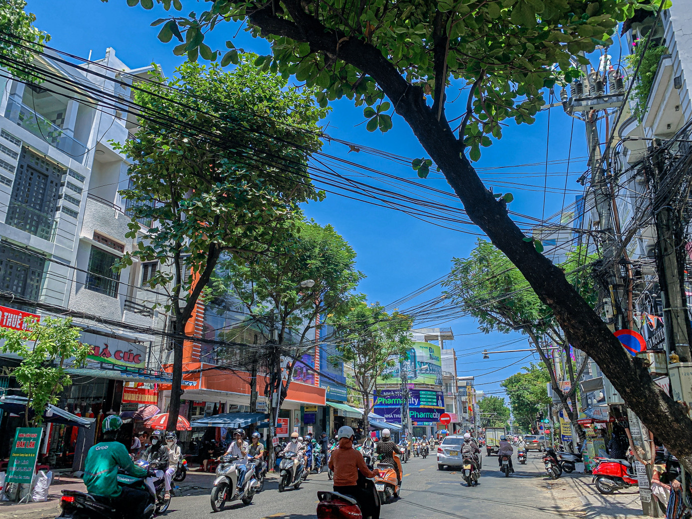 Ông Hồ Viết Hải (trú quận Hải Châu) cho biết, khu vực ông sống dây điện, dây cáp viễn thông chằng chịt rất nguy hiểm, gây mất mỹ quan đô thị và dễ xảy ra cháy nổ. “Dây điện, cáp viễn thông chằng chịt sà xuống khu dân cư khiến tôi rất lo lắng, trời mưa gió rất dễ chập điện, cháy nổ. Mong sao chính quyền nhanh chóng có phương án xử lý dứt điểm tình trạng này”, ông Hải nói.