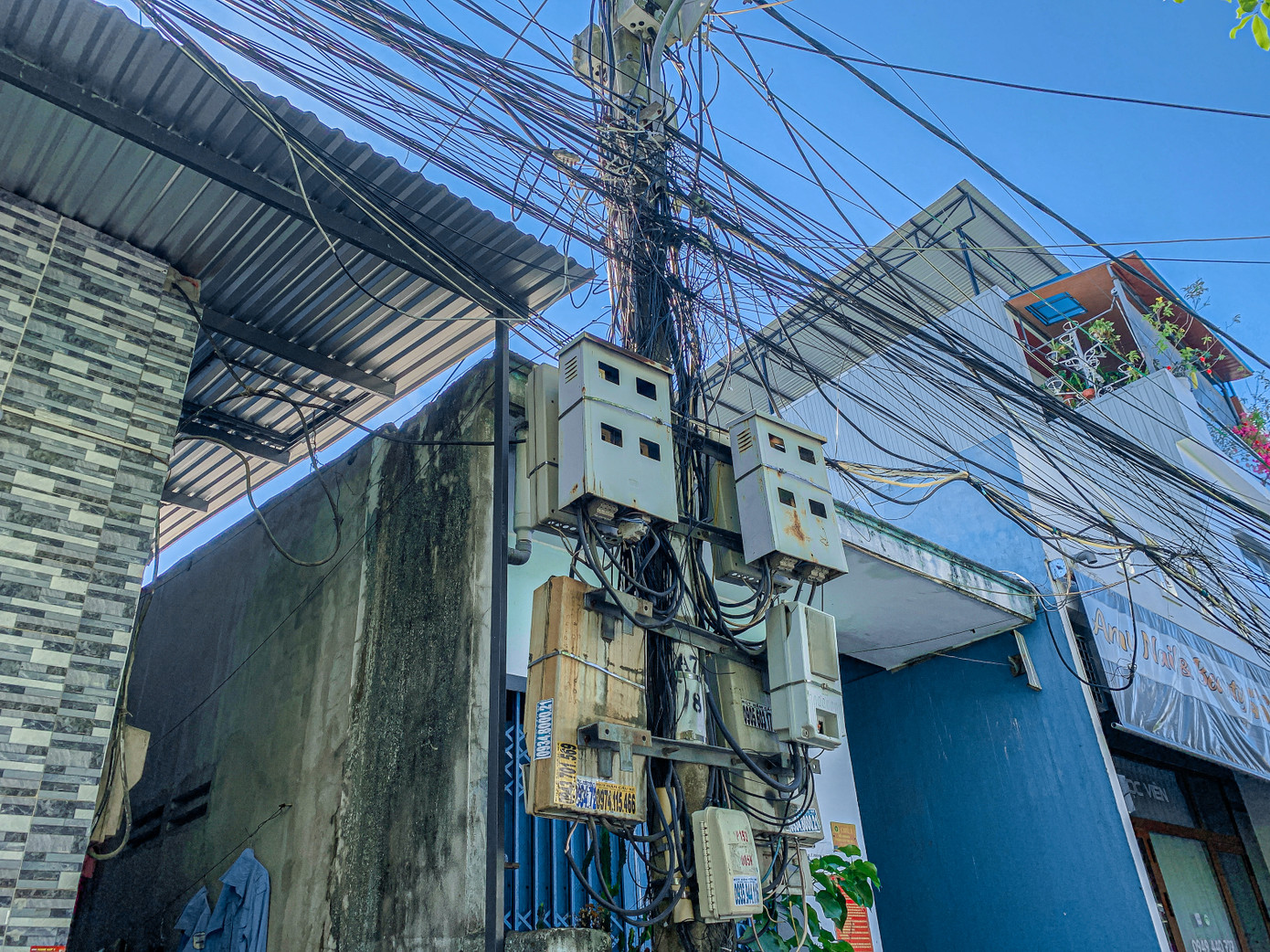 Tổ chức các đợt kiểm tra trên các tuyến đường đã được phê duyệt phương án kéo cáp nhằm chấn chỉnh, xử lý đối với các vi phạm của các doanh nghiệp viễn thông trong việc thực hiện các quy định của thành phố về việc treo, kéo cáp thông tin tại các tuyến đường trên địa bàn. Đồng thời tuyên truyền đến người dân tiếp tục phản ánh đến Sở TT&amp;TT về việc treo kéo cáp để xử lý nếu các doanh nghiệp vi phạm.