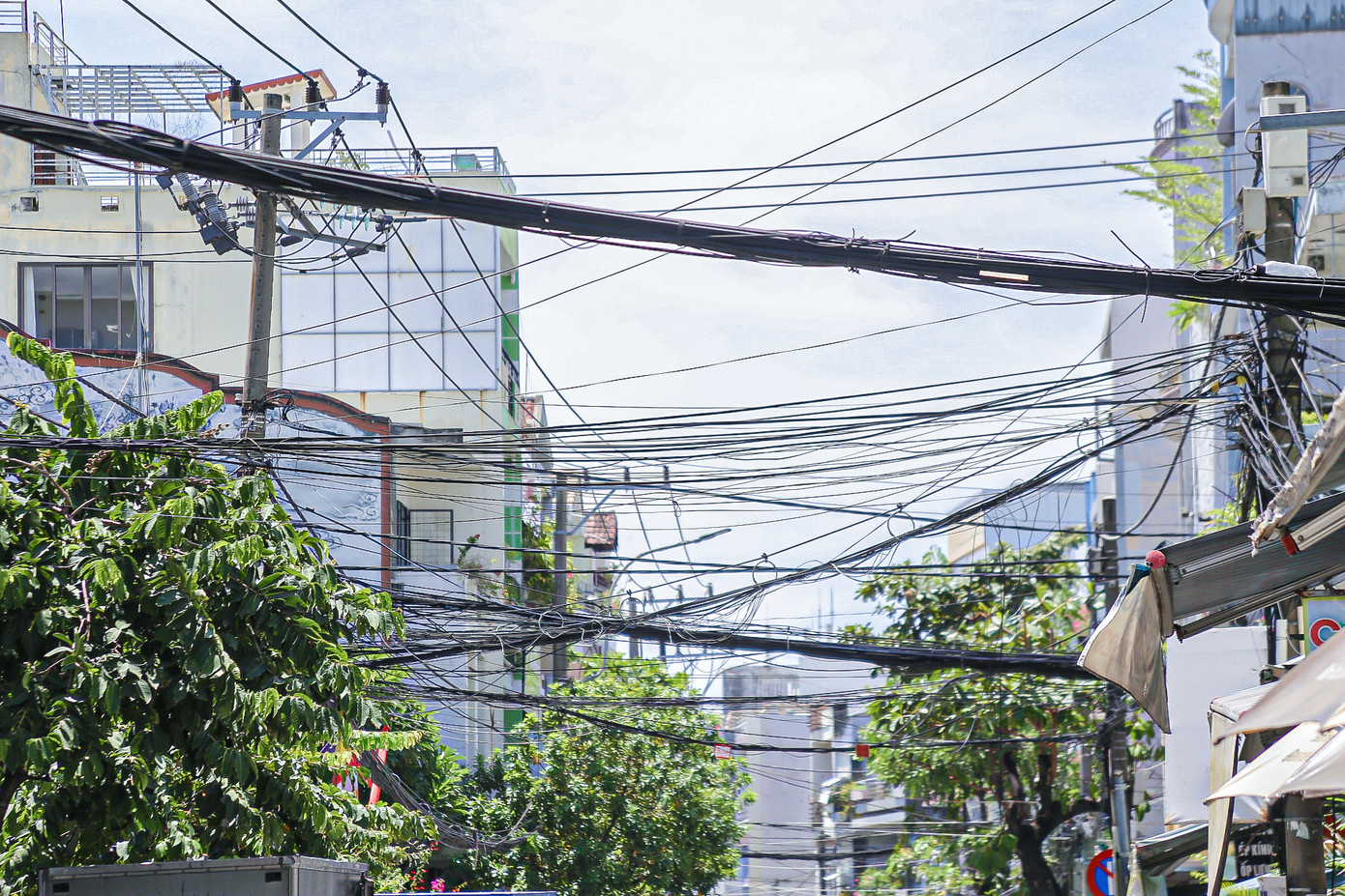 Ghi nhận của phóng viên, nhiều tuyến đường như Ông Ích Khiêm, Lê Lợi, Hoàng Diệu, Quang Trung, Hùng Vương, Nguyễn Tri Phương… không khó để bắt gặp dây điện, dây cáp viễn thông giăng như mạng nhện gây mất mỹ quan đô thị, tiềm ẩn nhiều nguy hiểm với người dân.