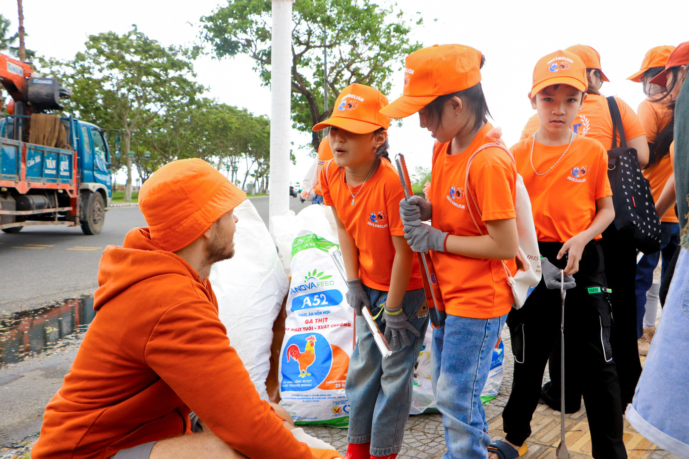 Tranh thủ giờ nghỉ, nhiều em nhỏ đến trò chuyện và luyện giao tiếp ngoại ngữ với người nước ngoài.