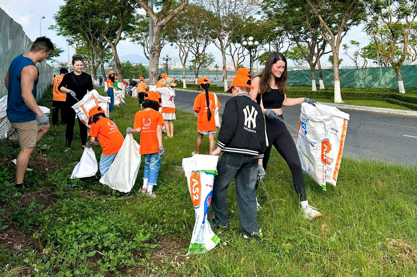 Cứ đều đặn mỗi sáng cuối tuần, nhiều bạn trẻ trong nhóm nhặt rác "NO trash in Da Nang anymore" cùng đến gom rác tại các khu vực như chân cầu Thuận Phước, bãi biển Mân Thái, ven sông Hàn... để chung tay dọn rác thải, làm sạch môi trường.