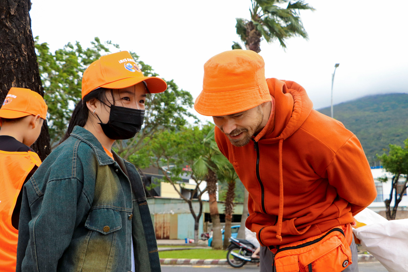 Tranh thủ giờ nghỉ, nhiều em nhỏ đến trò chuyện và luyện giao tiếp ngoại ngữ với người nước ngoài.