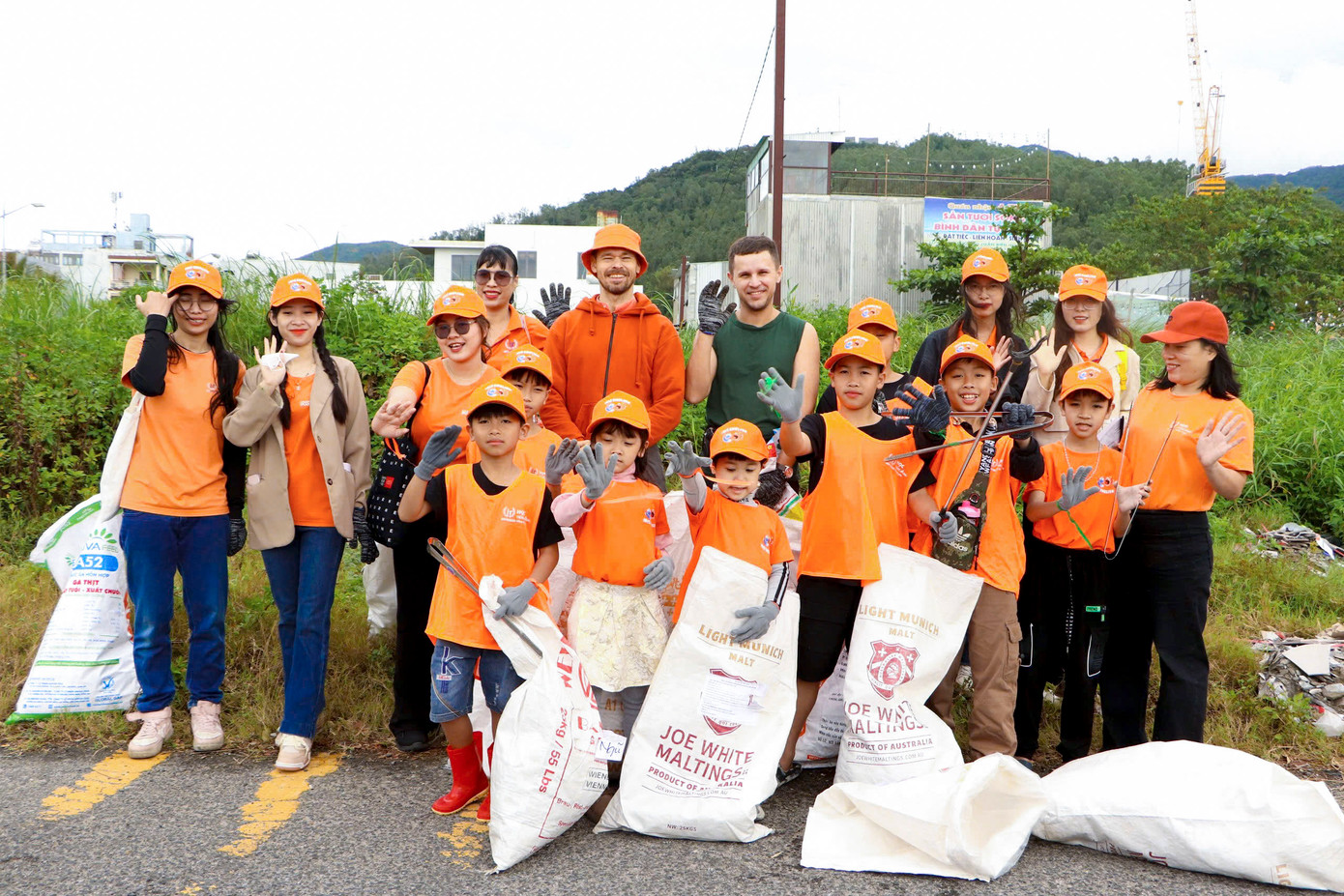 Dẫn dắt nhóm là anh Sasha Shakhov (đến từ Nga), người thành lập ra nhóm nhặt rác "NO trash in Da Nang anymore". Anh đến sinh sống và làm việc tại Đà Nẵng vào năm 2023. Trong một lần đi dạo trên bãi biển thấy rác ngổn ngang nên anh quyết định dành thời gian rảnh để nhặt rác. Ban đầu, anh chỉ rủ được vài người bạn nước ngoài tham gia, nhưng dần dần hoạt động này lan tỏa và thu hút thêm nhiều bạn trẻ, học sinh, sinh viên và cả du khách.