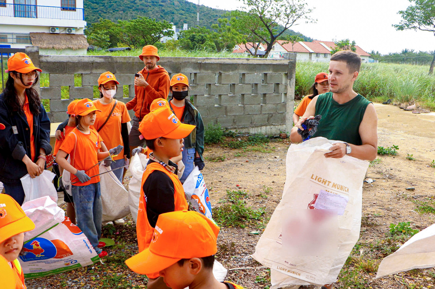 Dưới sự dẫn dắt của anh Sasha Shakhov, nhóm nhặt rác đã và đang lan tỏa tinh thần sống xanh đến cộng đồng. Khởi đầu chỉ với vài người bạn cùng chí hướng, đến nay, nhóm đã thu hút gần 2.000 thành viên trên Facebook, đặc biệt là các bạn trẻ Đà Nẵng.