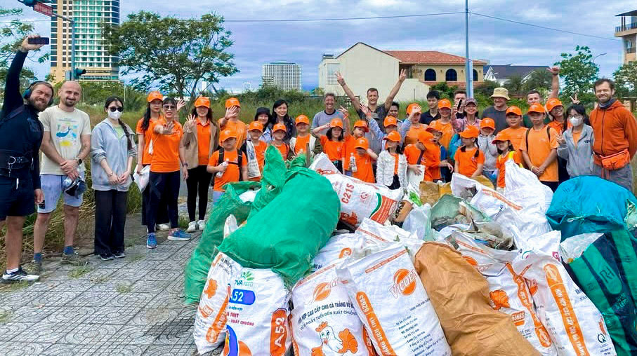 Sau mỗi lần nhặt rác, nhóm thu gom số lượng lớn rác thải quanh các con đường và khu dân cư.