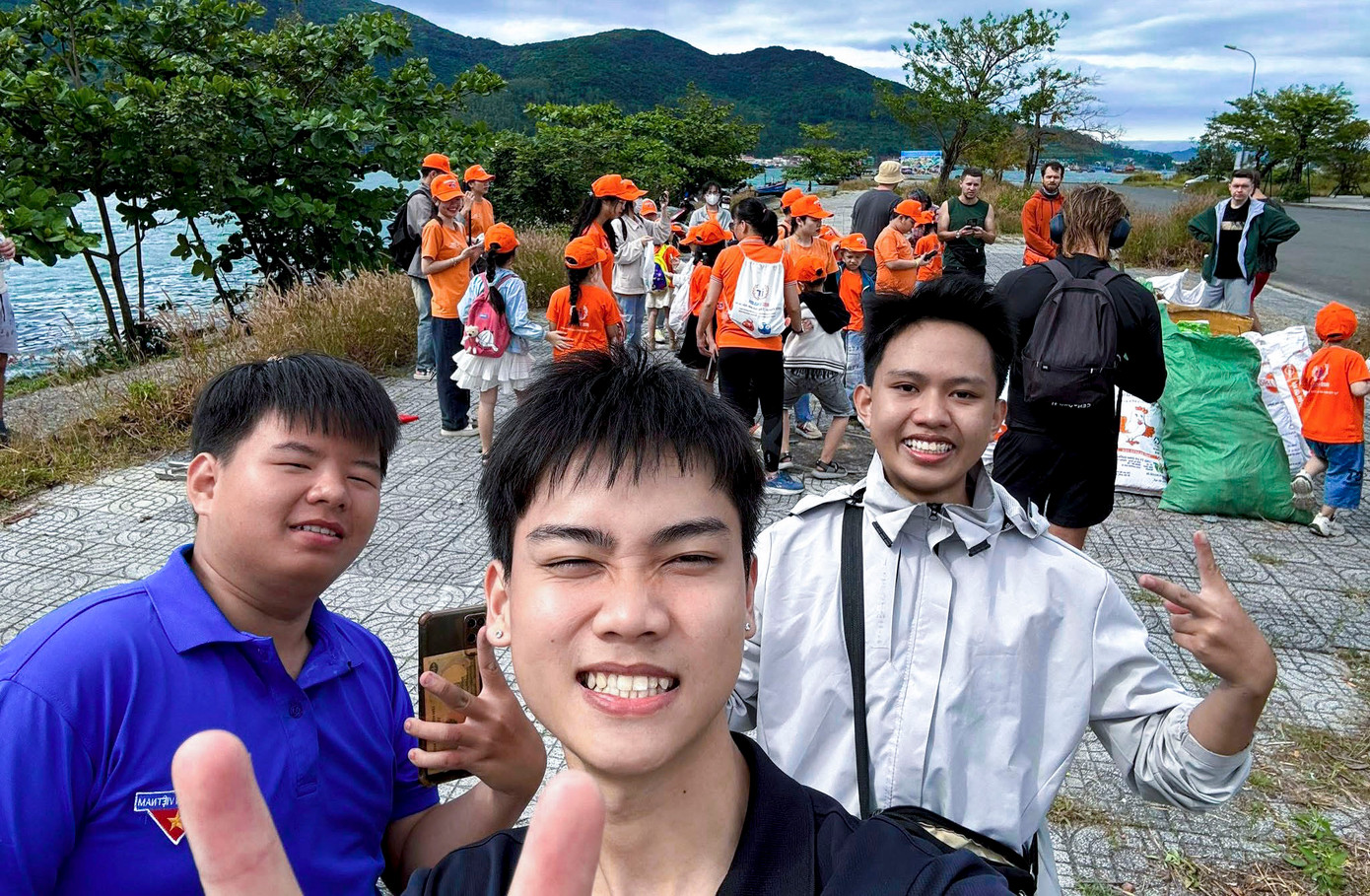 Lê Quý Đôn - thành viên nhóm nhặt rác cho biết: Em cảm thấy rất vui khi được góp sức mình vào hoạt động ý nghĩa này. Em mong muốn những việc làm của nhóm có thể lan tỏa và truyền cảm hứng đến mọi người, cùng nhau chung tay bảo vệ môi trường xanh sạch đẹp hơn".