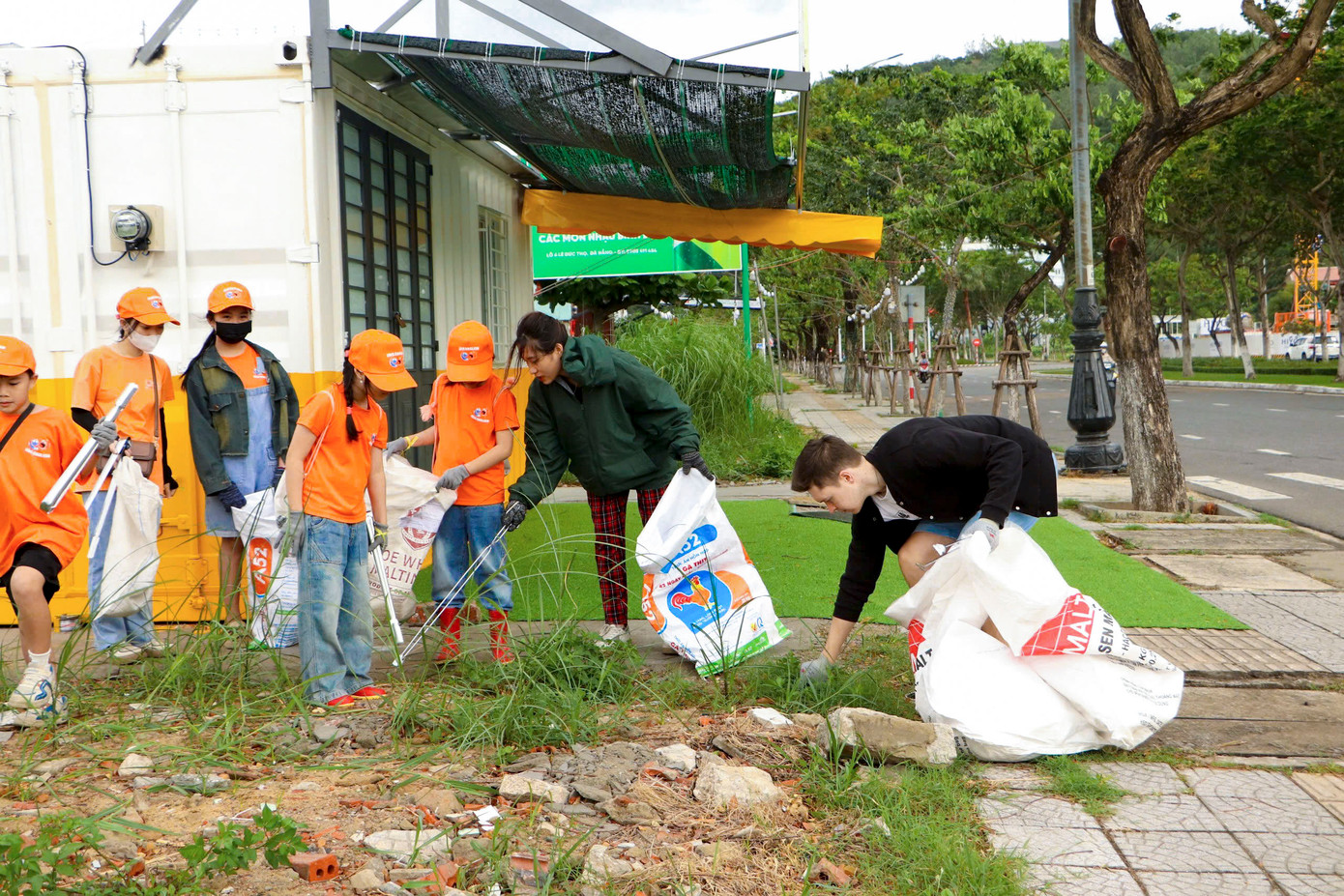 Không chỉ là hoạt động làm sạch đơn thuần, việc tham gia nhặt rác còn giúp các bạn trẻ nâng cao ý thức bảo vệ môi trường, lan tỏa lối sống tích cực và có trách nhiệm với cộng đồng.