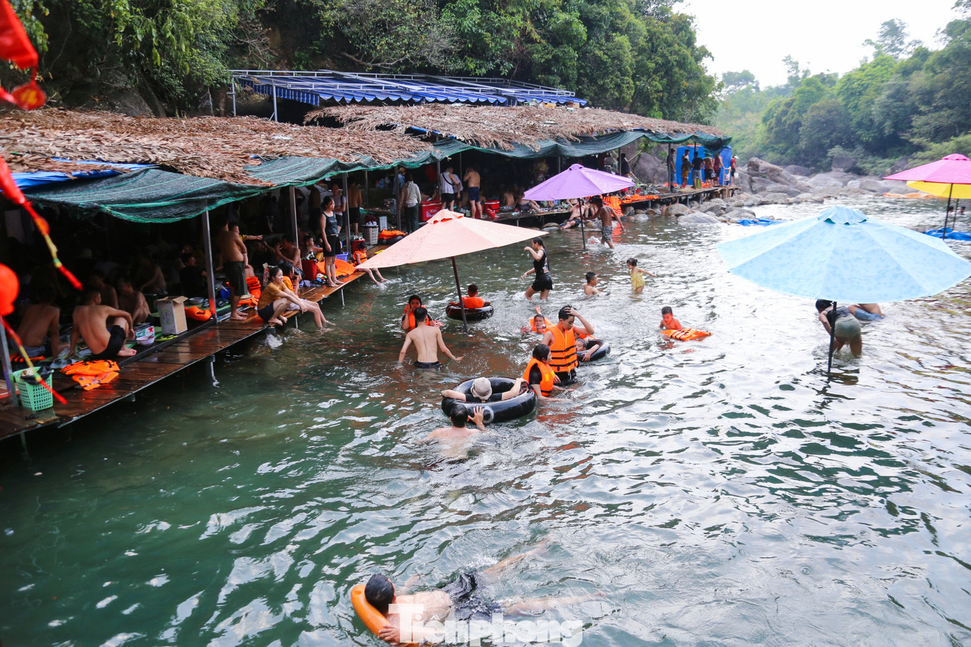 Suối Tiên trở thành điểm đến hút khách trong những ngày nắng nóng.