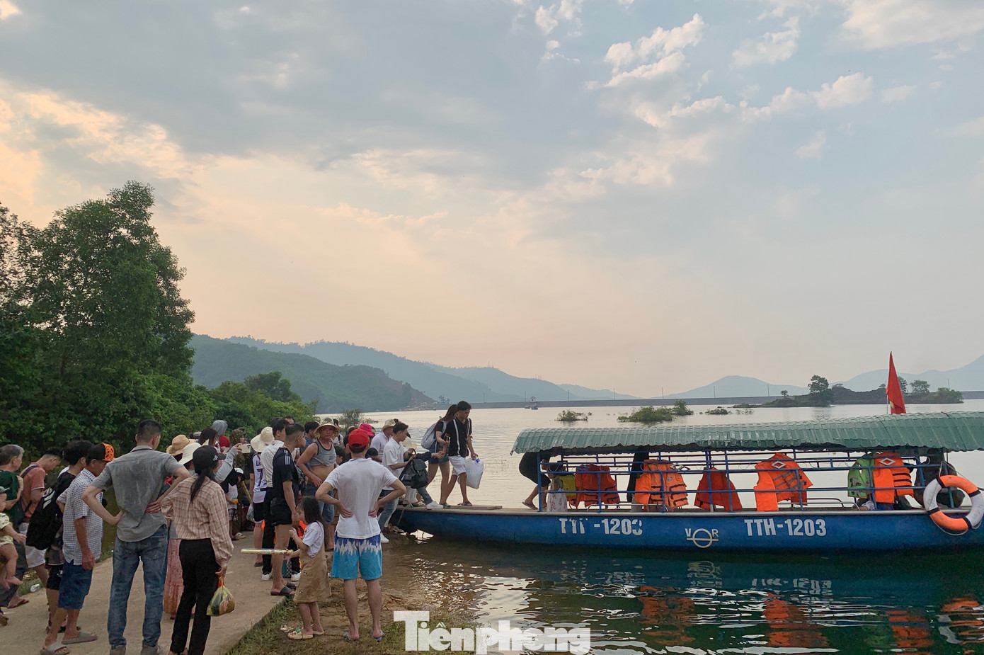 Người dân và du khách sẽ đi bằng thuyền qua một đoạn sông mới vào được Suối Tiên.