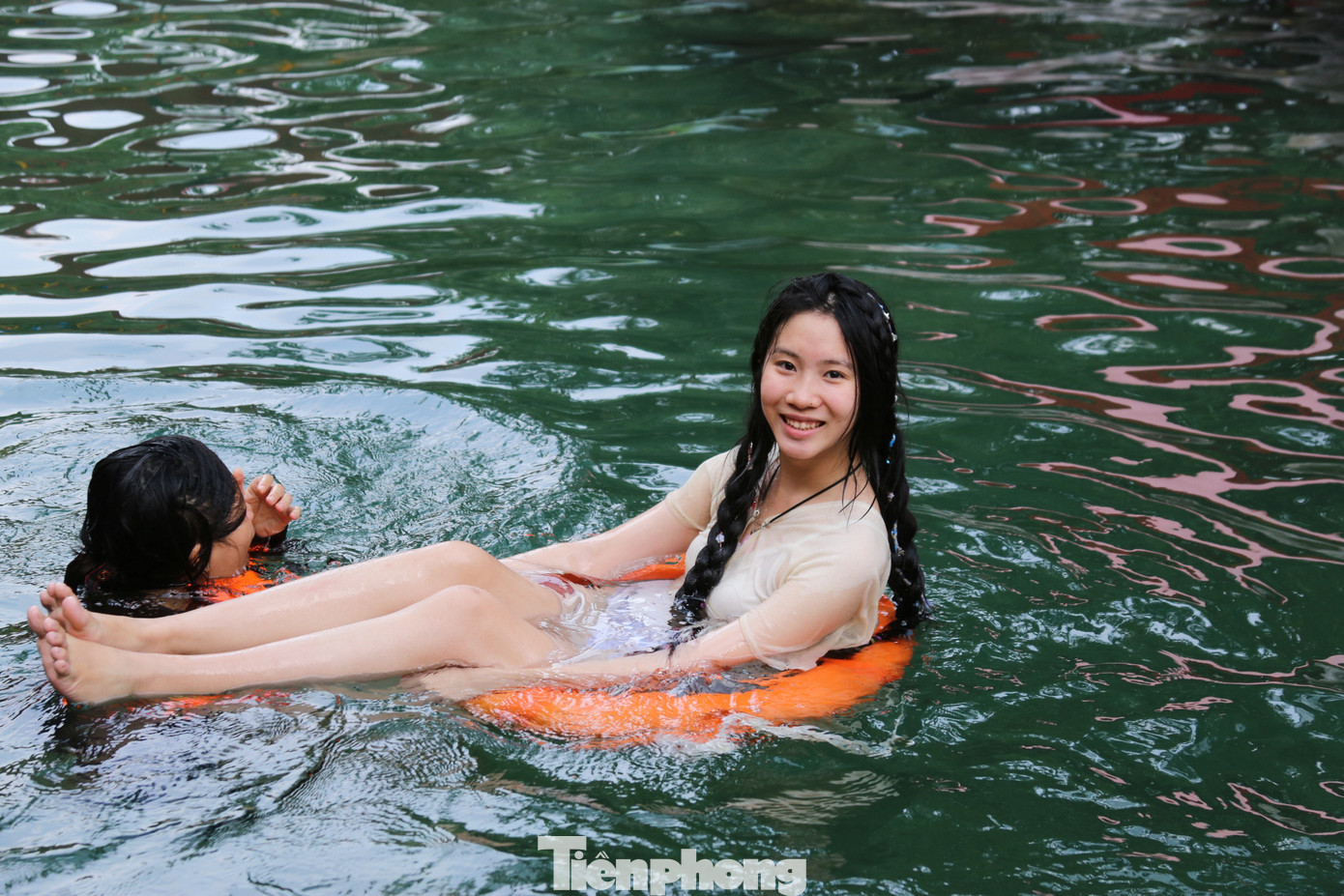 Nhiều bạn trẻ hòa mình với thiên nhiên, vui vẻ tạo dáng chụp hình.