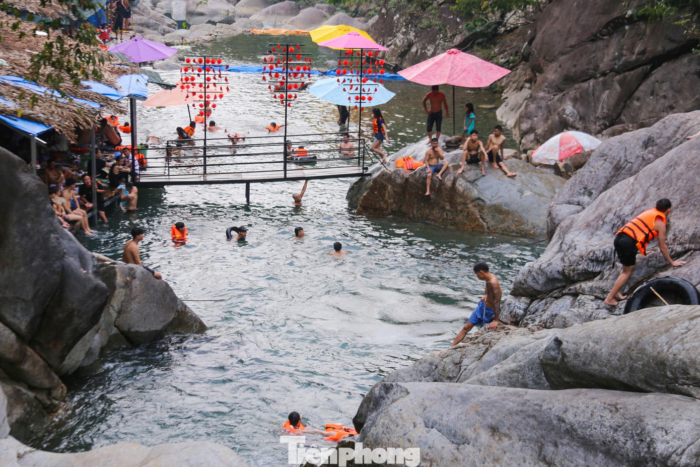 Những bãi tắm sạch sẽ, không khí trong lành tại Suối Tiên được rất nhiều người yêu thích.