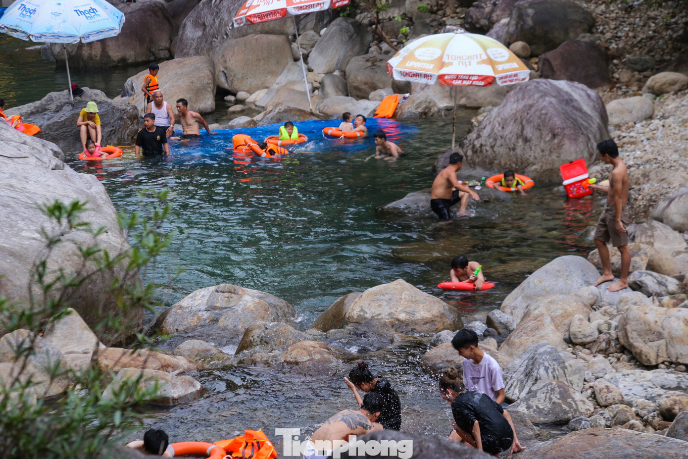 Những bãi tắm sạch sẽ, không khí trong lành tại Suối Tiên được rất nhiều người yêu thích.