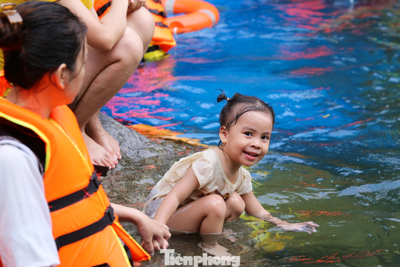 Trẻ nhỏ thích thú vui đùa, hòa mình vào dòng nước trong vắt.
