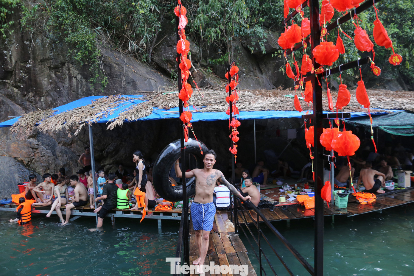 Nhiều bạn trẻ hòa mình với thiên nhiên, vui vẻ tạo dáng chụp hình.