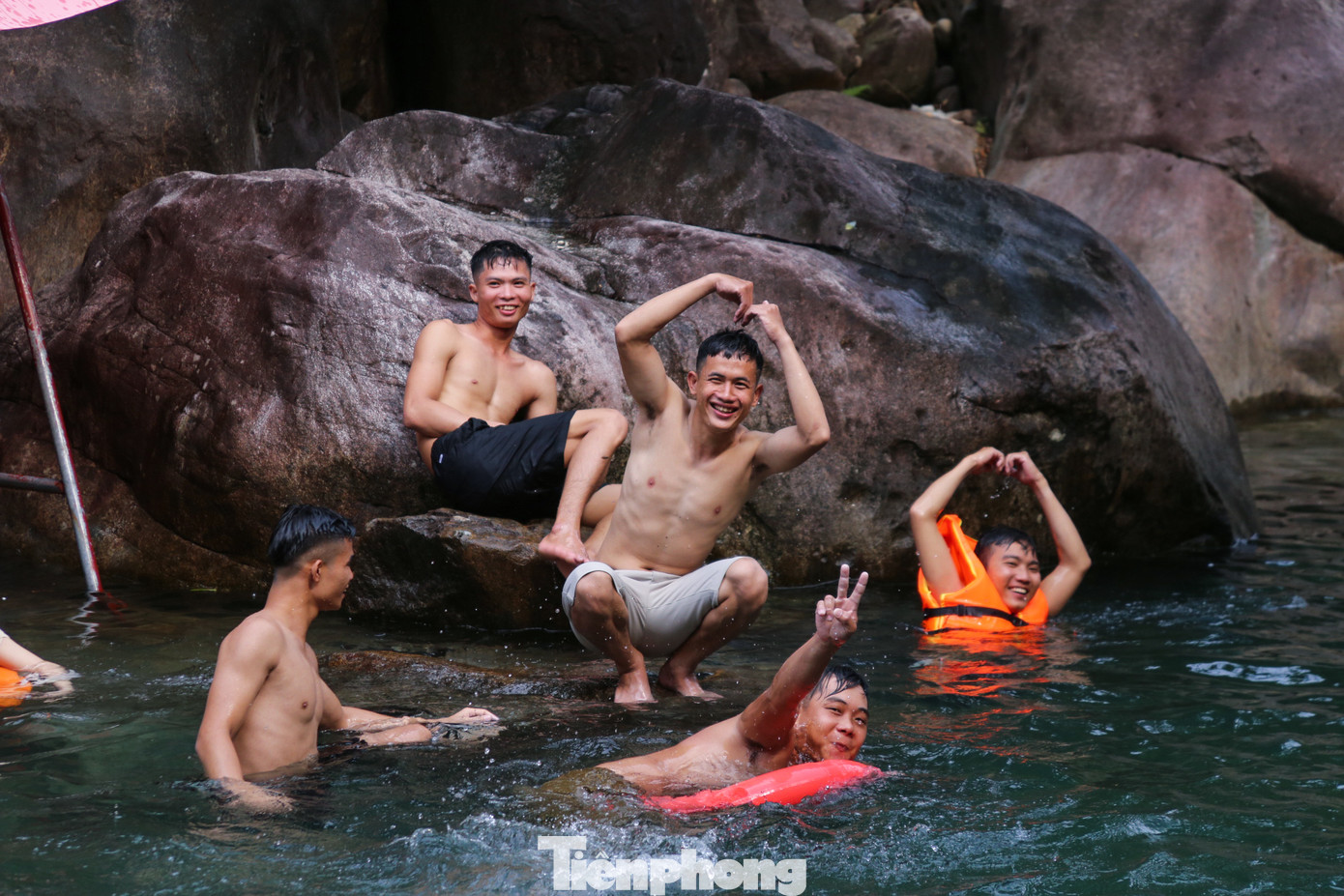 Nhiều bạn trẻ hòa mình với thiên nhiên, vui vẻ tạo dáng chụp hình.