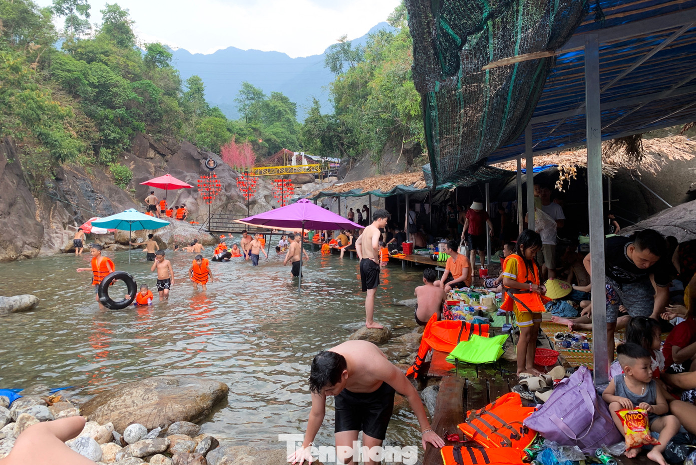 Trong dịp nghỉ lễ 30/4 – 1/5, nhiều người dân, du khách đã kéo nhau lên Suối Tiên (xã Lộc Thủy, huyện Phú Lộc, tỉnh Thừa Thiên Huế) để tắm mát. Đây là một trong những khu suối có cảnh sắc tuyệt đẹp với cánh rừng nguyên sinh hòa cùng dòng suối mát lành.