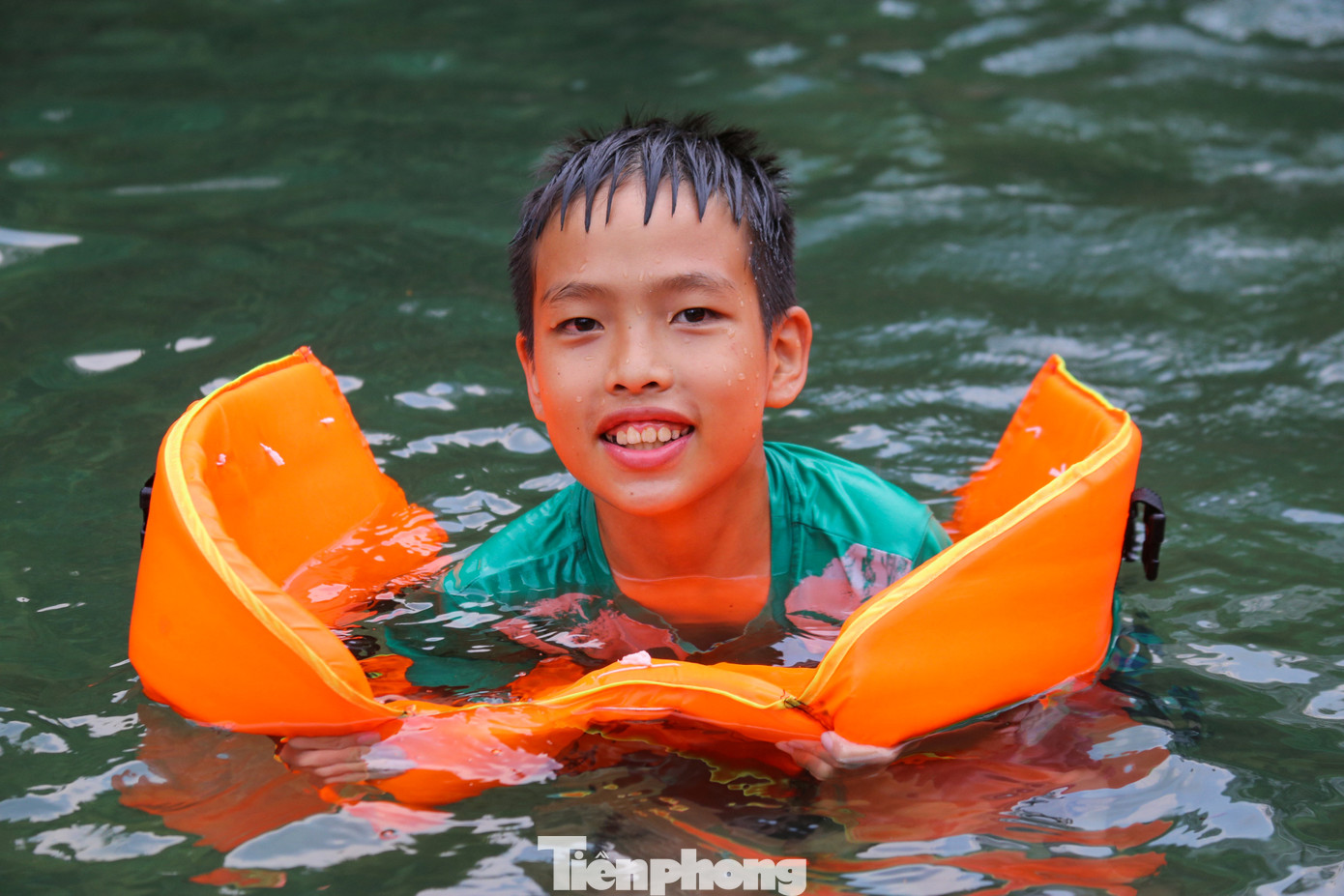 Trẻ nhỏ thích thú vui đùa, hòa mình vào dòng nước trong vắt.