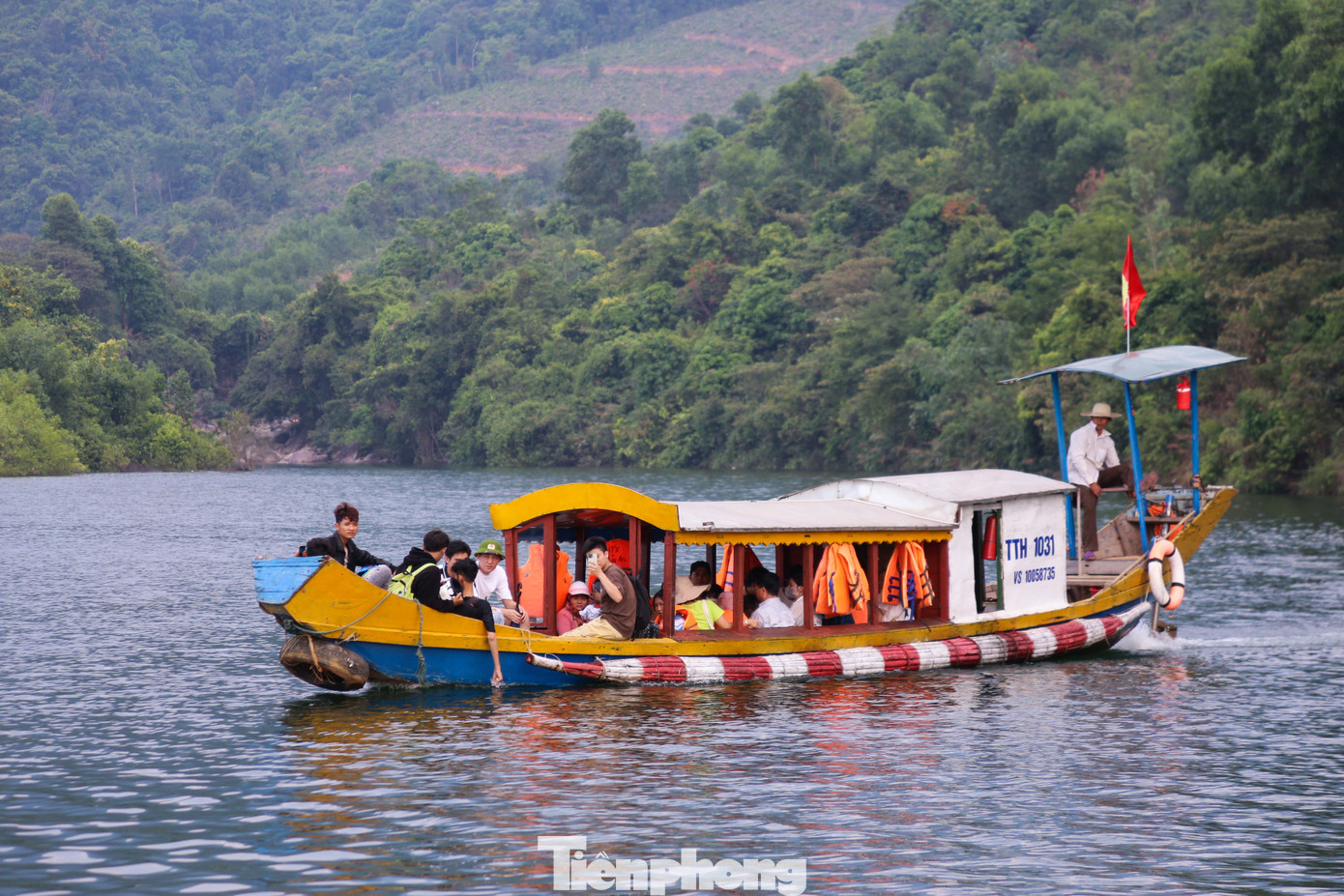 Người dân và du khách sẽ đi bằng thuyền qua một đoạn sông mới vào được Suối Tiên.