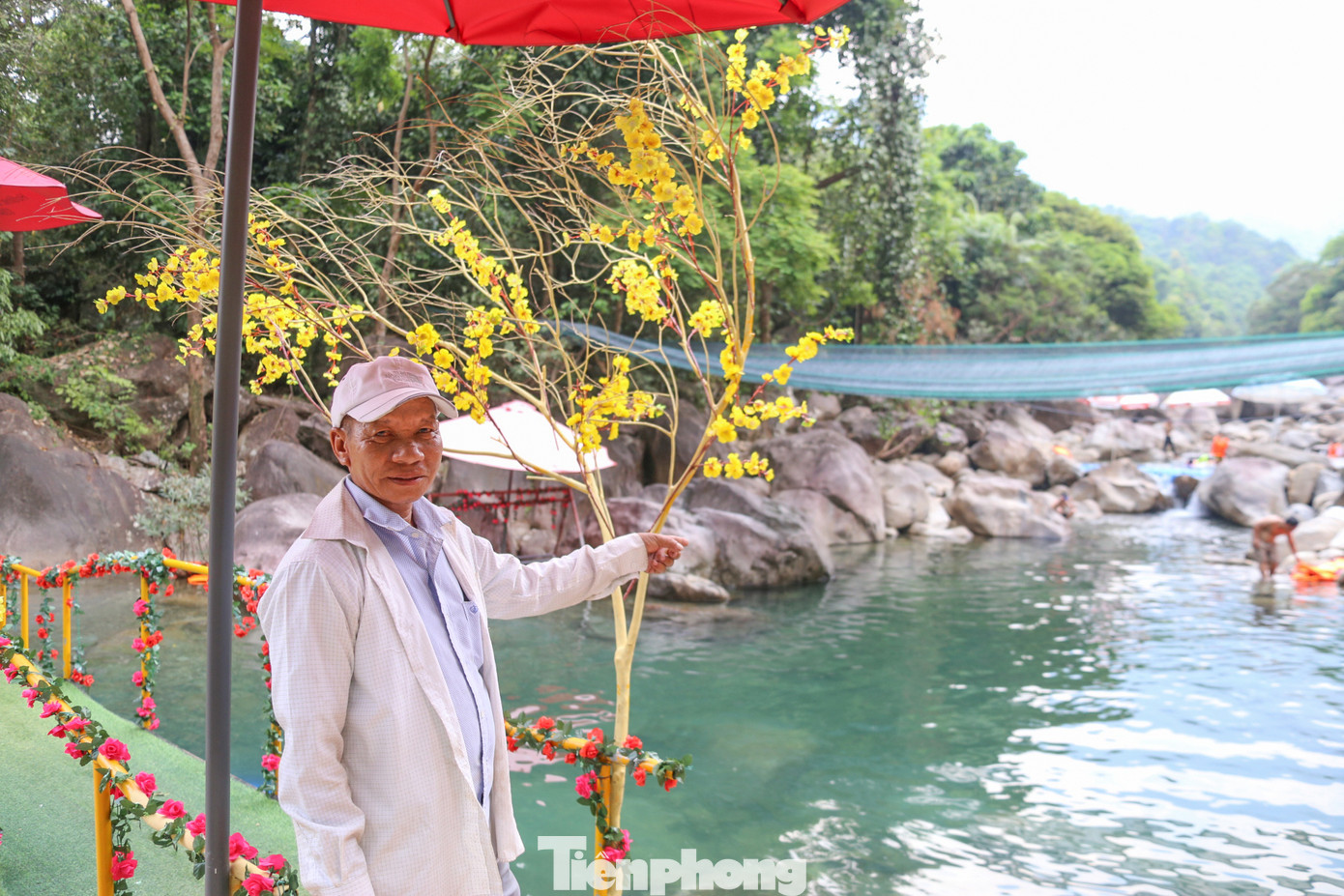 Ông Nguyễn Ty (trú thôn Thủy Yên Thượng, xã Lộc Thủy) chủ sạp kinh doanh tại Suối Tiên cho biết, “Những ngày này là đỉnh điểm của nắng nóng nên mọi người đều chọn các khu suối để tắm mát thay vì vào thành phố để du lịch. Sạp tôi những ngày lễ này đều chật kín chỗ, phải tăng cường nhân viên mới kịp phục vụ cho khách. Ngày hôm nay sạp tôi tiếp nhận hơn 500 lượt khách tới đây”, ông Ty chia sẻ.