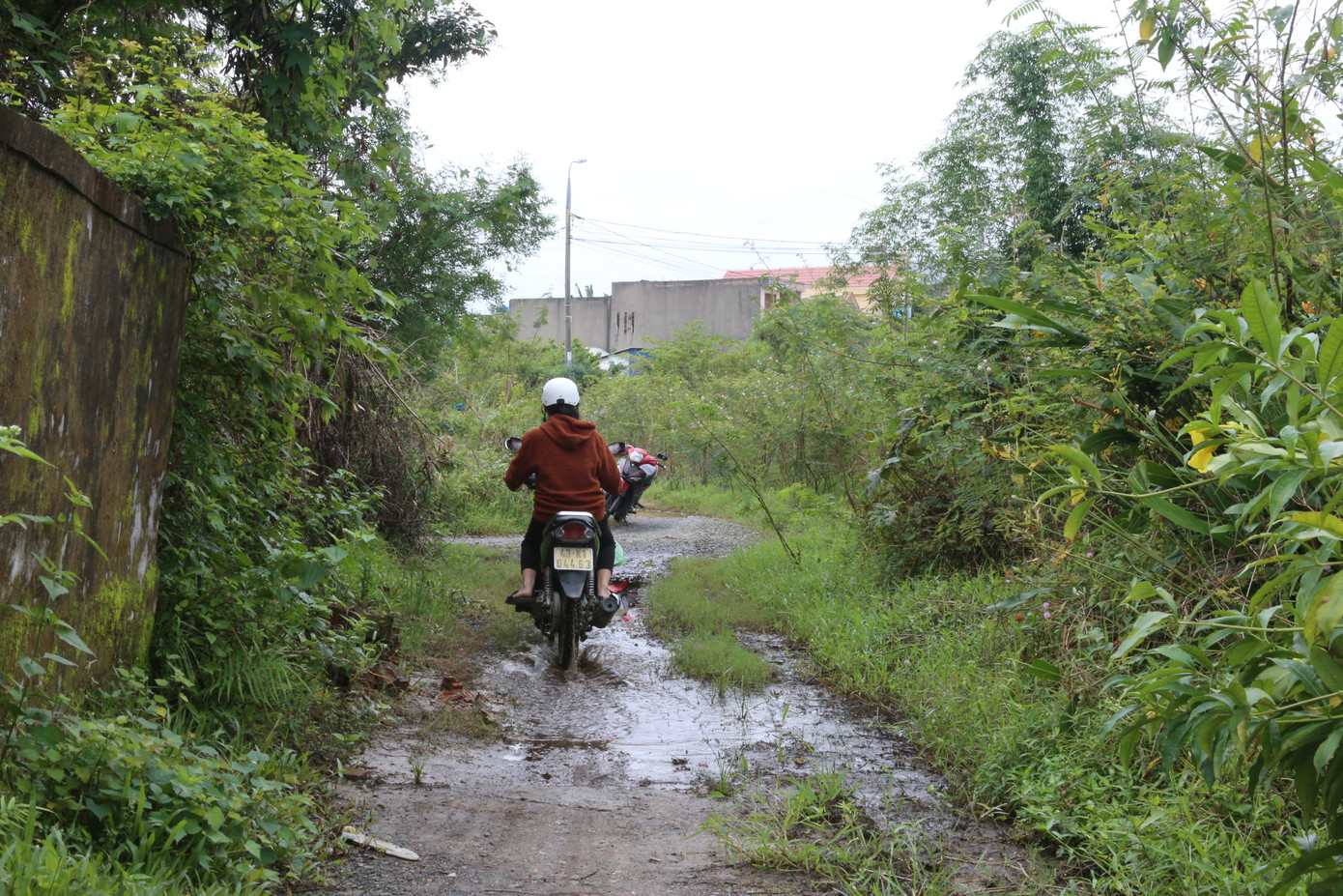 Con đường dẫn vào thôn nước ngập, bùn lầy sau những trận mưa do chưa có hệ thống mương thoát nước.
