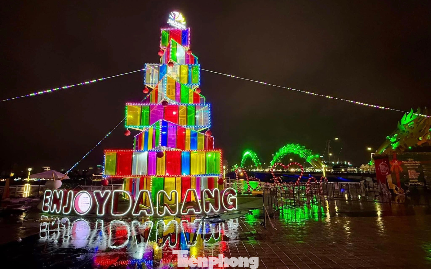 Năm nay, từ 14/12 đến 2/1/2025, thành phố Đà Nẵng sẽ tổ chức lễ hội Đón Giáng sinh - Chào năm mới. Hai bên bờ cầu Rồng đã bố trí những không gian sinh động và sắc màu. Năm nay, từ 14/12 đến 2/1/2025, thành phố Đà Nẵng sẽ tổ chức lễ hội Đón Giáng sinh - Chào năm mới. Hai bên bờ cầu Rồng đã bố trí những không gian sinh động và sắc màu.