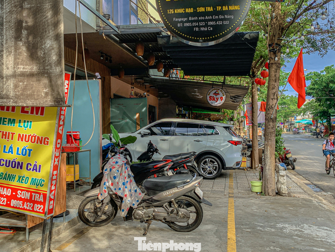 Tình trạng buôn bán, chiếm dụng vỉa hè vẫn diễn ra một cách vô tội vạ gây mất an toàn, mất mỹ quan đô thị trên địa bàn thành phố Đà Nẵng.