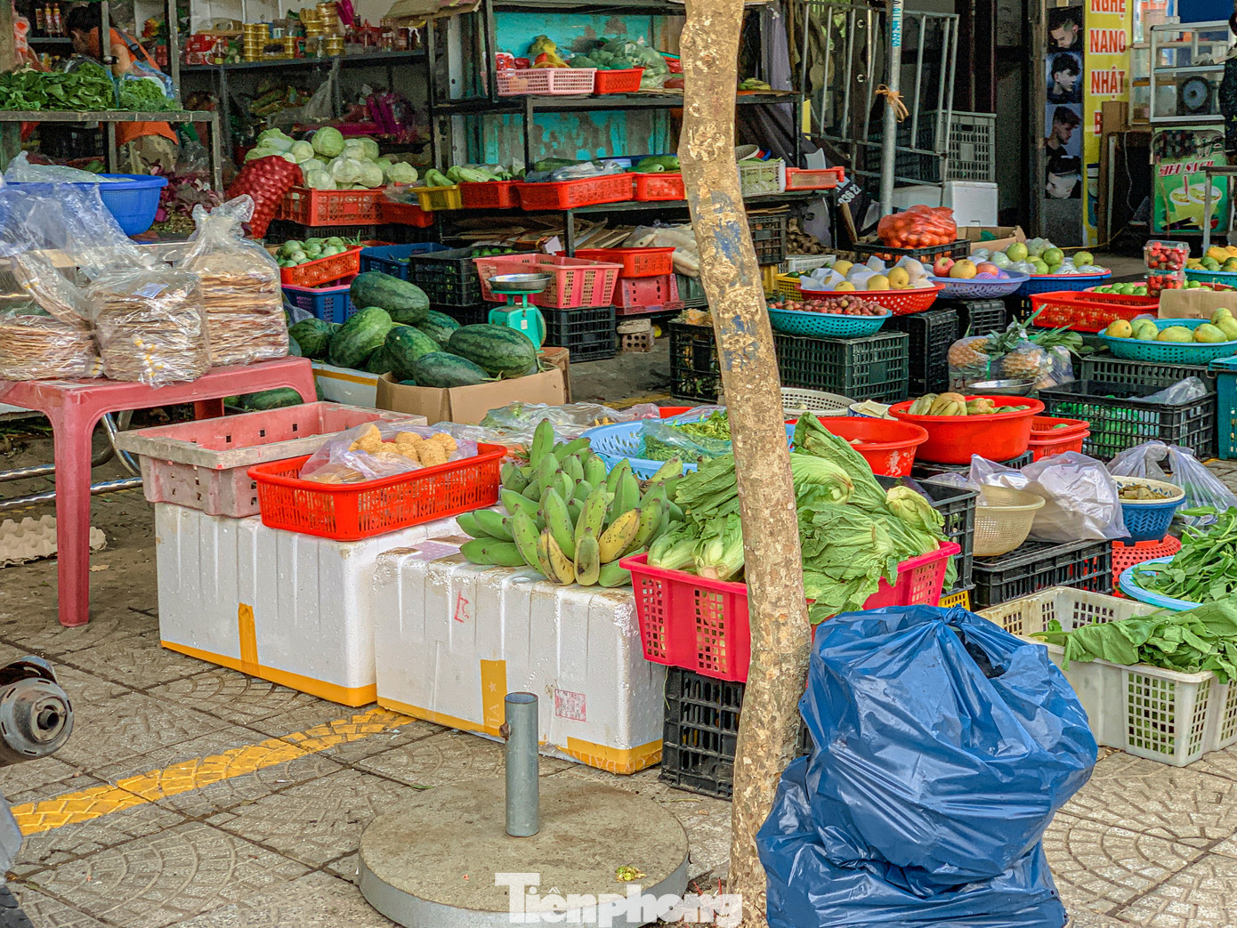 Các mặt hàng bày bán tràn lan trên vỉa hè, không còn chỗ trống cho người đi bộ.