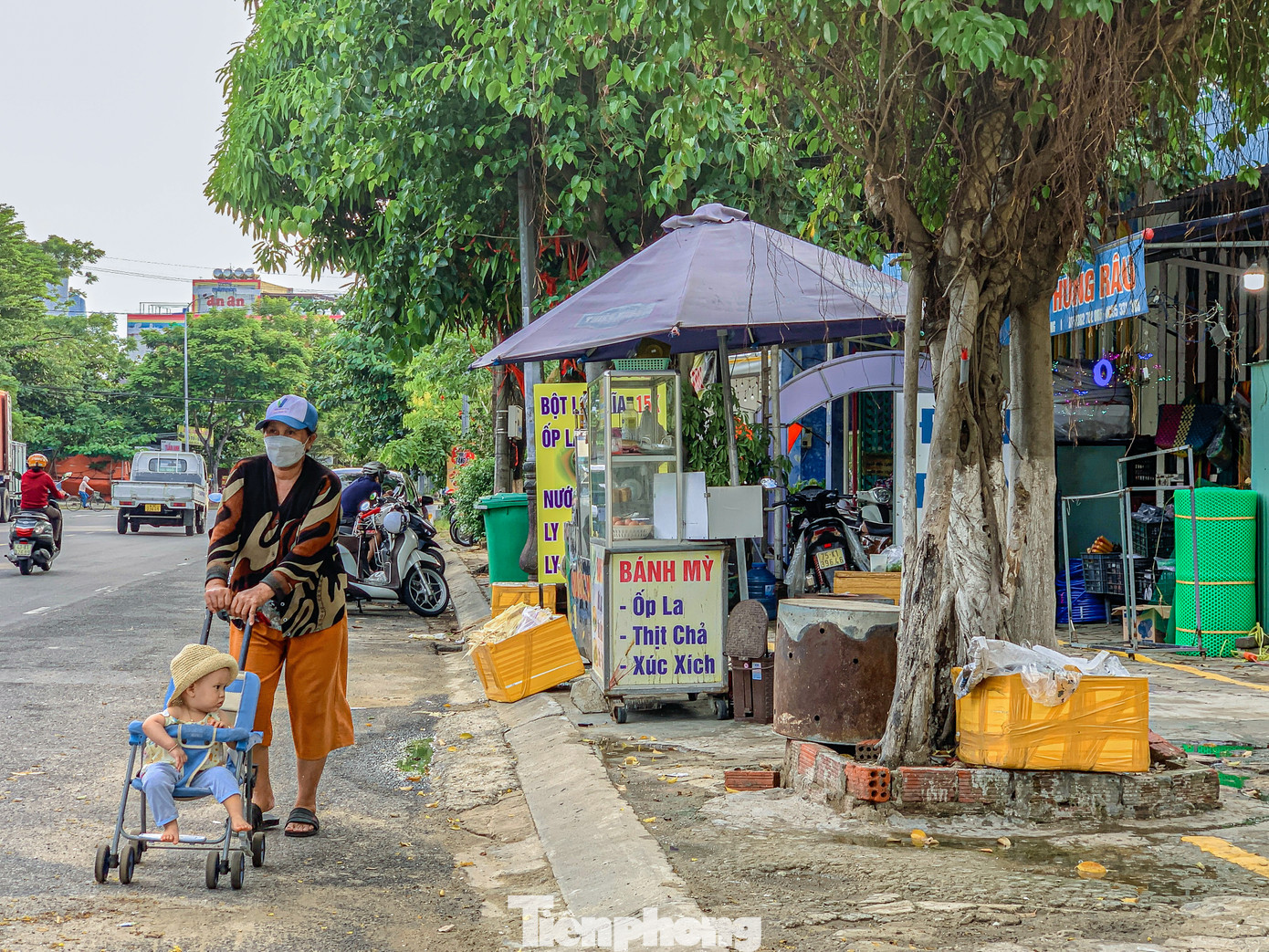 Theo một số người dân, việc bày bán, chiếm dụng, lấn chiếm vỉa hè của tiểu thương, các hộ kinh doanh khiến nhiều người không có lối để đi. Nhiều người đi tập thể dục phải đi dưới lề đường rất nguy hiểm.