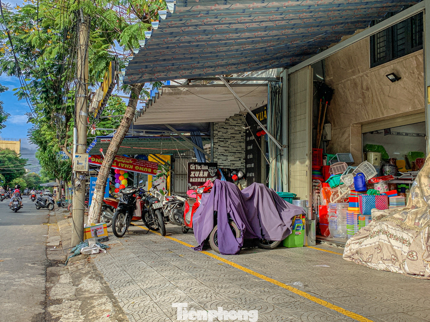 Ghi nhận của Tiền Phong, các tuyến đường Khúc Hạo, Bùi Dương Lịch (phường Nại Hiên Đông), Ngô Văn Sở, Nam Cao (quận Liên Chiểu), Lê Đại Hành (quận Cẩm Lệ) vỉa hè 2 bên đường dành cho người đi bộ bị các tiểu thương lấn chiếm, trưng dụng làm mặt bằng kinh doanh buôn bán khiến người đi bộ không có lối đi.