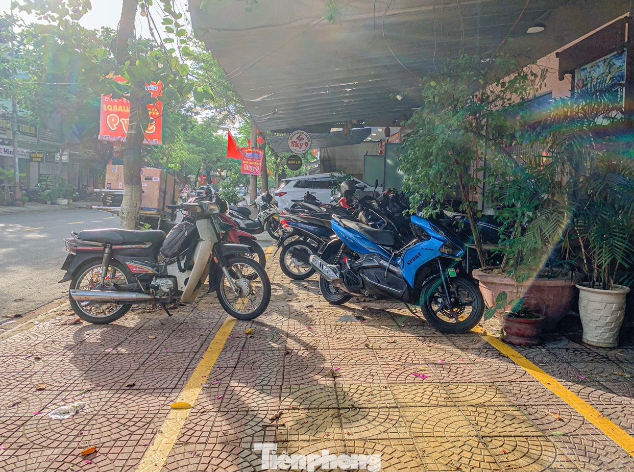 Việc lấn chiếm lòng đường, vỉa hè đã không còn xa lạ với người dân trên địa bàn thành phố Đà Nẵng. Từ các con phố nhỏ cho tới những đường lớn, hễ có vỉa hè là sẽ bắt gặp cảnh buôn bán, đỗ xe tràn lan.