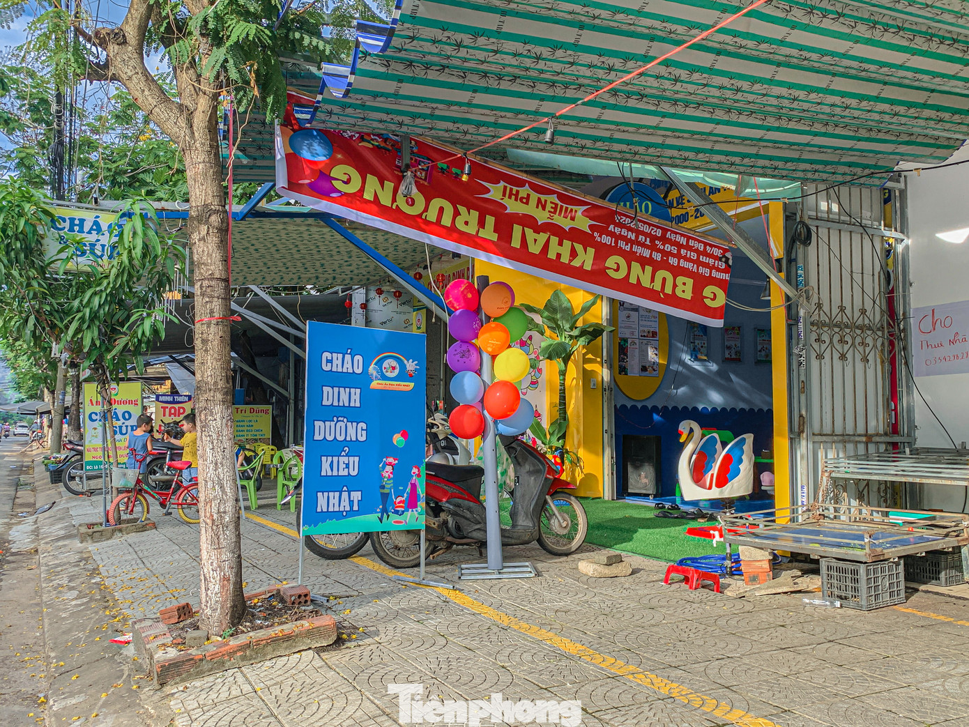 Việc lấn chiếm lòng đường, vỉa hè đã không còn xa lạ với người dân trên địa bàn thành phố Đà Nẵng. Từ các con phố nhỏ cho tới những đường lớn, hễ có vỉa hè là sẽ bắt gặp cảnh buôn bán, đỗ xe tràn lan.