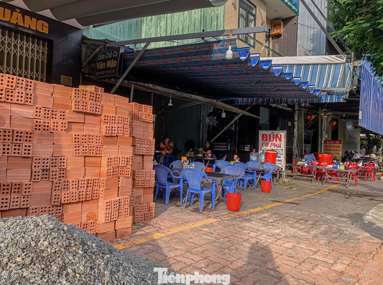 Nhiều quán ăn, quán nhậu bày bàn ghế ngay lối đi bộ gây cản trở việc đi lại.