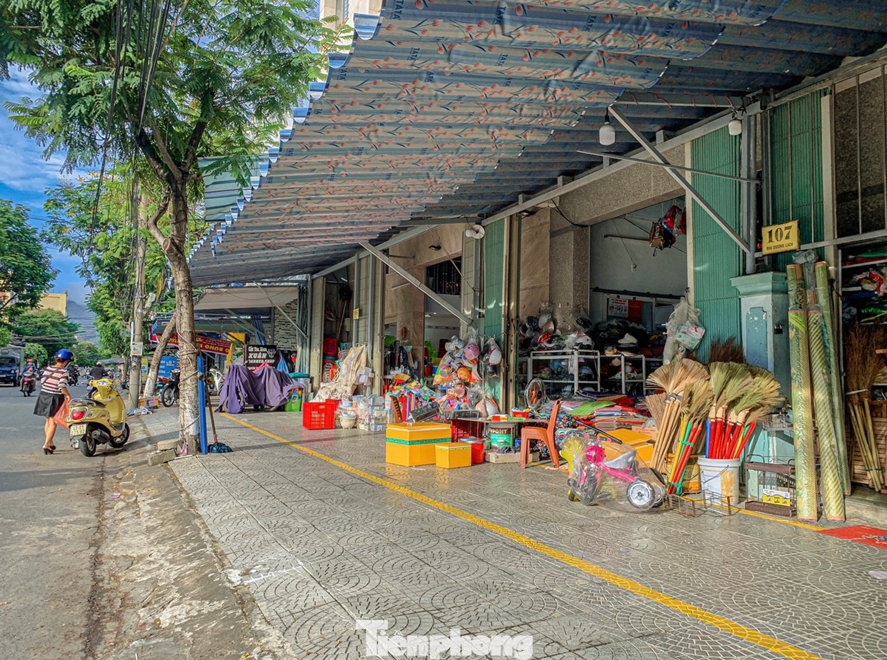 Các mặt hàng bày bán tràn lan trên vỉa hè, không còn chỗ trống cho người đi bộ.