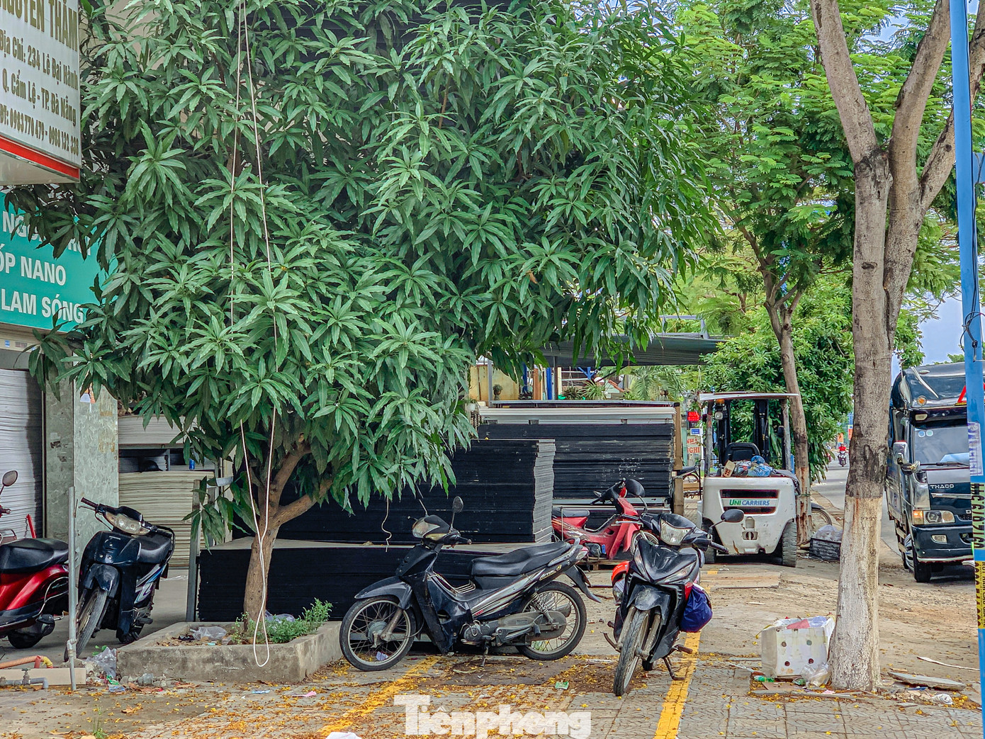 Tình trạng buôn bán, chiếm dụng vỉa hè vẫn diễn ra một cách vô tội vạ gây mất an toàn, mất mỹ quan đô thị trên địa bàn thành phố Đà Nẵng.