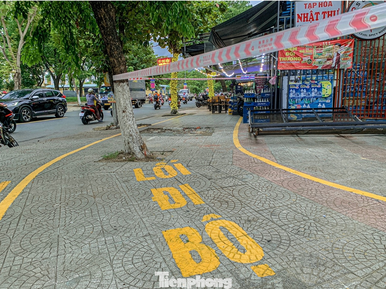 Trước đó, theo chủ trương của UBND thành phố Đà Nẵng, các địa phương đã triển khai áp dụng và thực hiện công tác kẻ vạch phân định vỉa hè sử dụng tạm thời và phần sử dụng để làm lối đi cho người đi bộ trên các tuyến đường. Nhiều hộ kinh doanh, buôn bán đã cùng nhau thực hiện, hỗ trợ lực lượng chức năng, nhưng sau một thời gian thì việc lấn chiếm vỉa hè lại tái diễn.