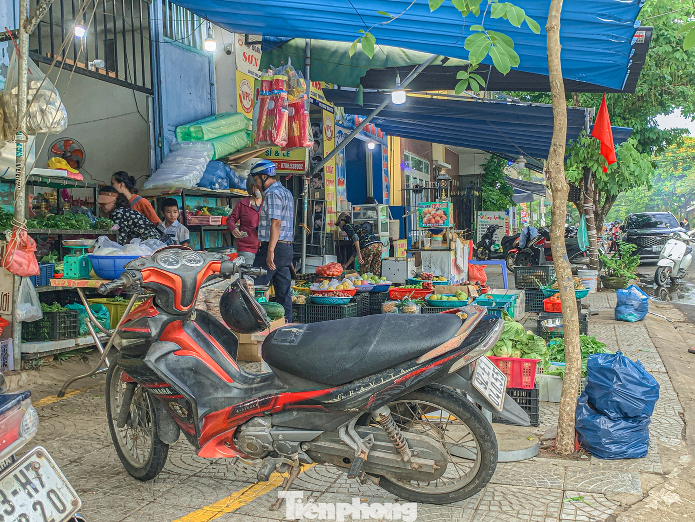 Hầu hết hàng hoá được tiểu thương bày bán trên vỉa hè khiến nhiều người đi bộ phải đi dưới lòng đường.