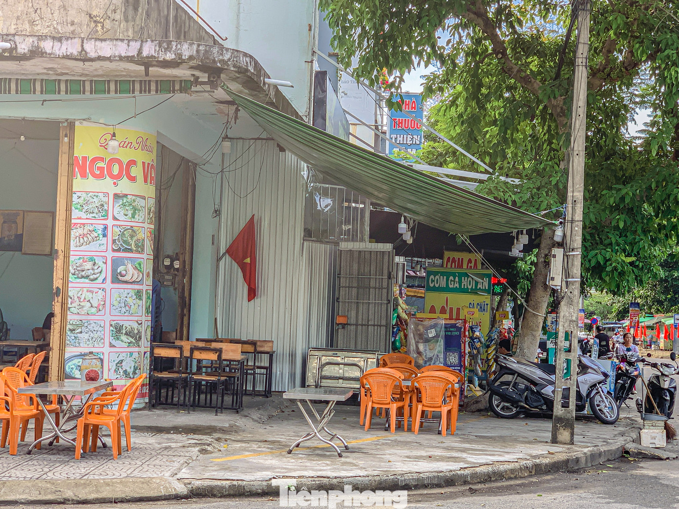 Nhiều quán ăn, quán nhậu bày bàn ghế ngay lối đi bộ gây cản trở việc đi lại.