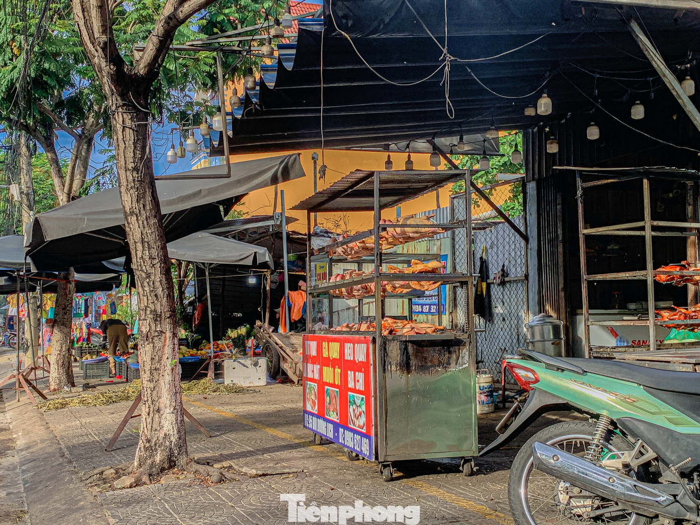 Những hộ kinh doanh, buôn bán sử dụng vỉa hè vào mục đích thương mại, đẩy người đi bộ lưu thông xuống lề đường gây nguy hiểm.