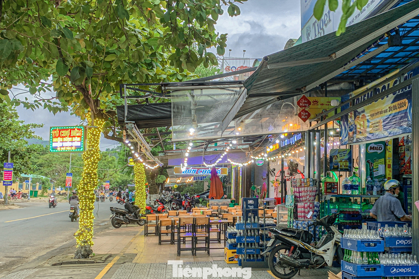 Ghi nhận của Tiền Phong, các tuyến đường Khúc Hạo, Bùi Dương Lịch (phường Nại Hiên Đông), Ngô Văn Sở, Nam Cao (quận Liên Chiểu), Lê Đại Hành (quận Cẩm Lệ) vỉa hè 2 bên đường dành cho người đi bộ bị các tiểu thương lấn chiếm, trưng dụng làm mặt bằng kinh doanh buôn bán khiến người đi bộ không có lối đi.