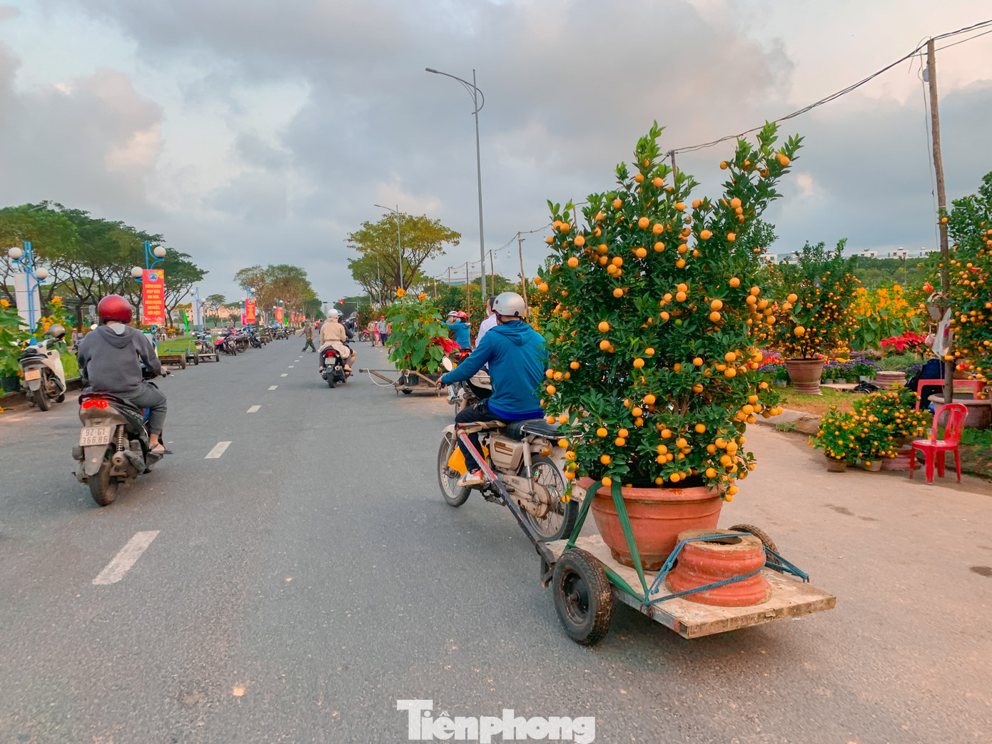 Tùy theo khoảng cách xa gần mà người chở thuê sẽ thương lượng và ra giá phù hợp với khách mua.