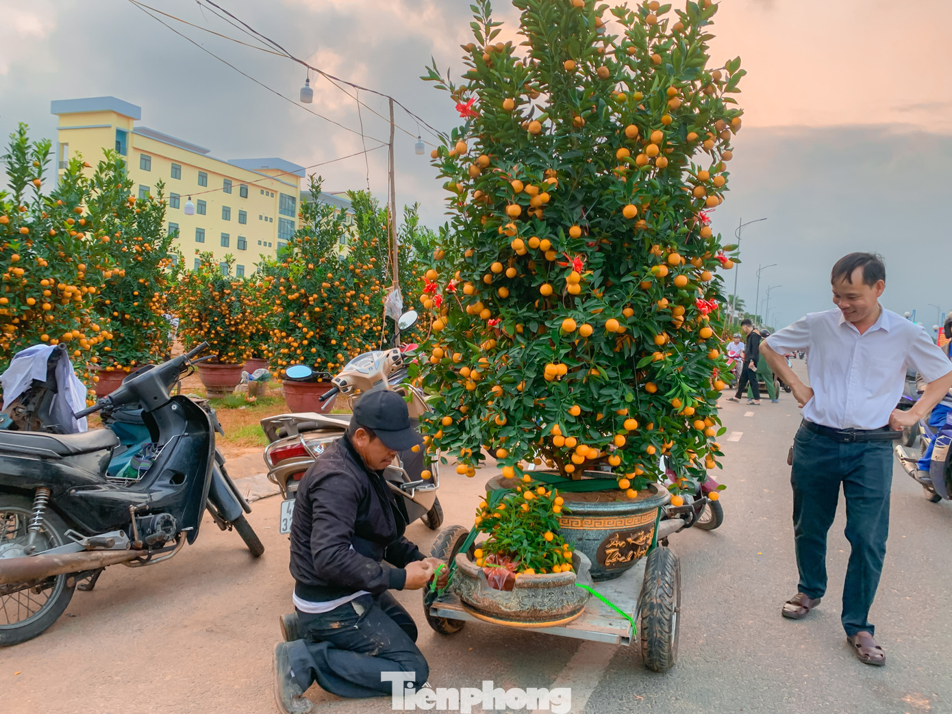 Nhờ những ngày Tết mà nhiều lao động nghèo, công nhân có thêm thu nhập gửi về gia đình để có Tết đầm ấm, đủ đầy.