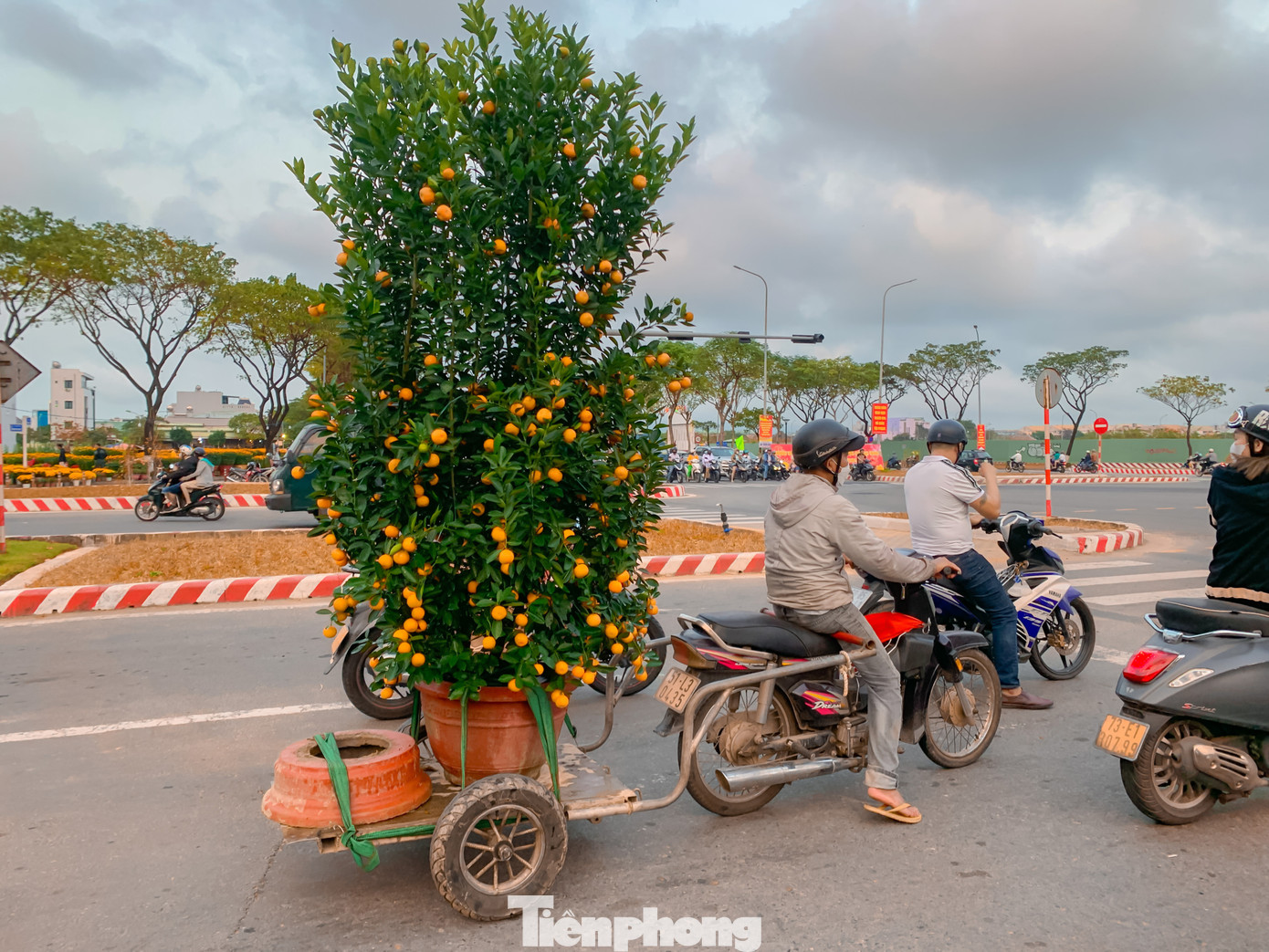 Tùy theo khoảng cách xa gần mà người chở thuê sẽ thương lượng và ra giá phù hợp với khách mua.