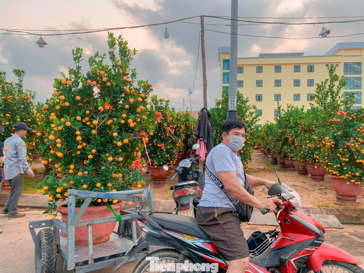 Nhiều người chạy thuê dậy từ sáng sớm túc trực bên các tiểu thương, khi khách mua hoa cần chở họ sẵn sàng có mặt.
