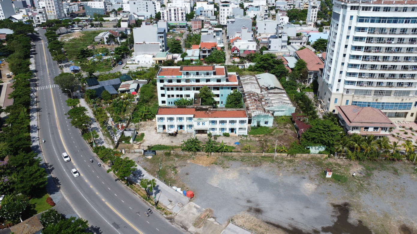 Theo người dân sống tại đây cho biết, bệnh viện này bỏ hoang đã lâu, các mảng tường với nhiều hình vẽ lem nhem khiến nơi đây rất nhếch nhác. Bệnh viện bỏ hoang nằm ngay đường ven biển du lịch gây lãng phí, mất mỹ quan, ô nhiễm môi trường. Theo người dân sống tại đây cho biết, bệnh viện này bỏ hoang đã lâu, các mảng tường với nhiều hình vẽ lem nhem khiến nơi đây rất nhếch nhác. Bệnh viện bỏ hoang nằm ngay đường ven biển du lịch gây lãng phí, mất mỹ quan, ô nhiễm môi trường.